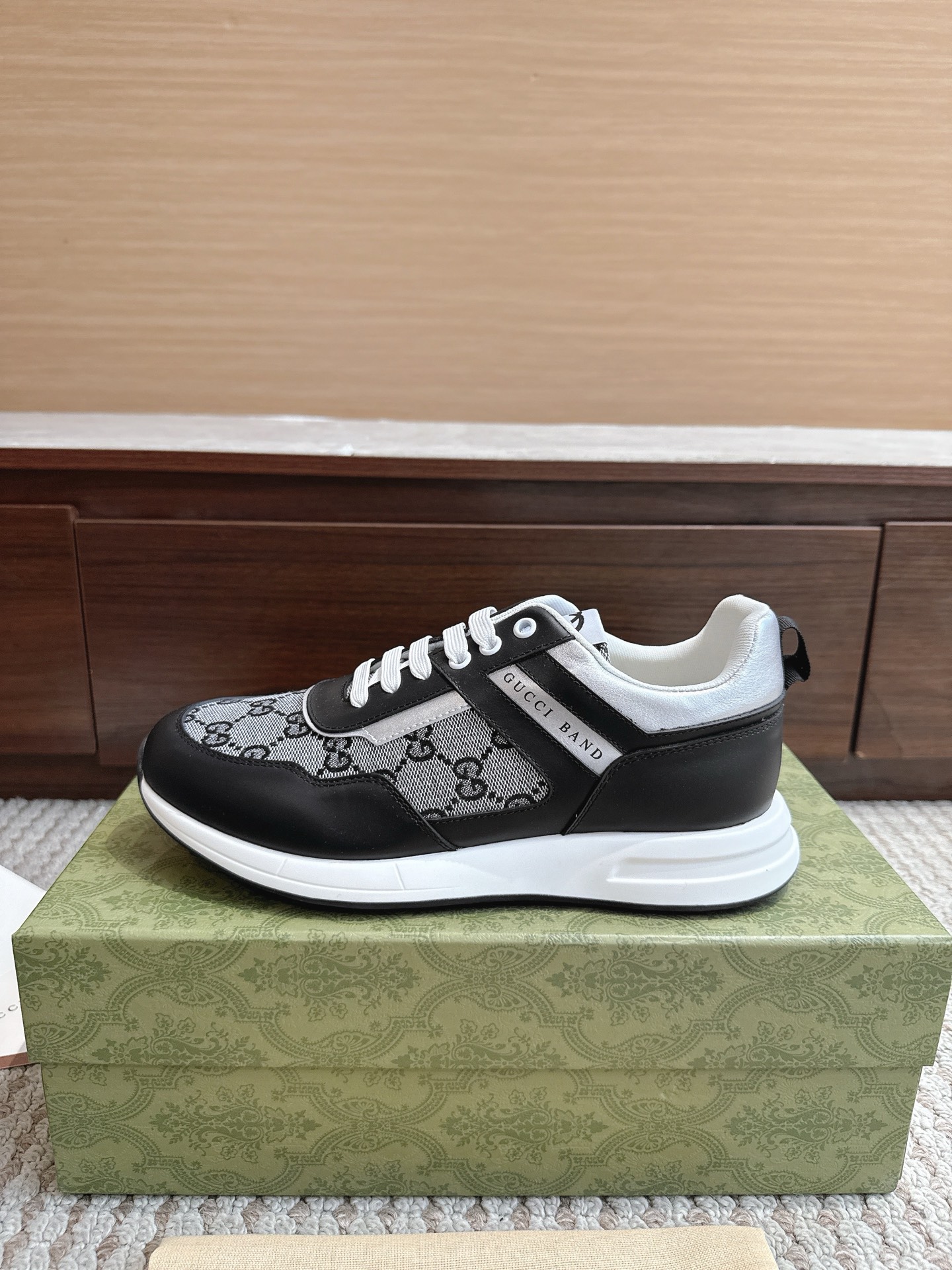 NO:867698,GUCCI Gucci's new dad shoes, top version purchase level, sizes 39-45, price. The original disassembly took more than 3 months to develop 1:1. The version has been upgraded again, chips, packaging, imported cowhide. All made with computerized cars. Men's style is versatile in all seasons, fashionable and individual. Different, full series of layouts, welcome to consult with pictures. Outsole: the latest original developed TPU. Upper: original mesh, super breathable, full package.  Mid-low belt LOGO, casual shoes/sports shoes, gucci, sneakers, cowhide19860909GUCCI古奇新款老爹鞋 顶级版本代购级别 尺码39—45 价格原版拆解耗时3个多月1:1开发,版本再次升级、芯片、包装、采用进口牛皮.全用电脑车制作 男款四季百搭 时尚 个性 与众不同 全系列版面,欢迎来图咨询 大底:最新原版开发TPU 鞋面:原版网面,超透气 全套包装 中低带LOGO,休闲鞋/运动鞋,gucci,sneakers,cowhide,Women's Shoes