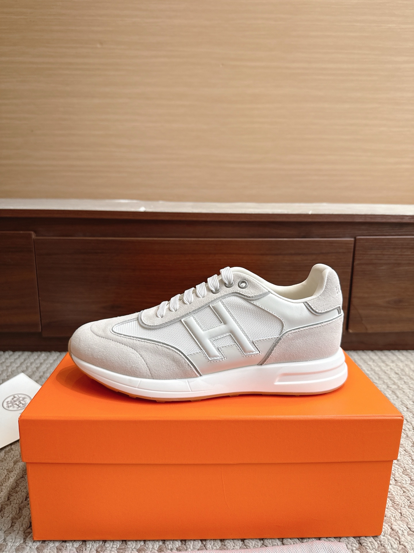 NO:867663,HERMES Sizes 39–45 The highest priced version [strong] Purchasing level quality [strong] A very beautiful casual shoe, grand yet cute!  Classic style, unique and attractive height increasing shoes!  The fabric is imported high-tech canvas and suede goatskin sneakers. The lightweight soles are decorated with contrasting patterns, the lining is original breathable imported sheepskin lining, the foot pads are imported cowhide, the original outsole is custom molded. The heel height is 2.5cm. The outsole is 1:1 quality with the original, casual shoes/sneakers, hermes, hermes, sneakers, cowhide, sheepskin, chamois leather19860909HERMES爱玛仕 尺码39–45 价格最高版本[强]代购级别品质[强] 非常漂亮的一款休闲鞋,大气而又不失可爱！经典的款型,独具魅力的增高鞋！ 面料为进口高科技帆布和麂皮山羊皮运动鞋. 轻盈鞋底装饰撞色图案打造,内里为原版透气进口羊皮里,垫脚进口牛皮,原版大底定制开模.跟高2.5cm. 大底与原版1:1品质,休闲鞋/运动鞋,hermes,hermes,sneakers,cowhide,sheepskin,chamois leather,Women's Shoes