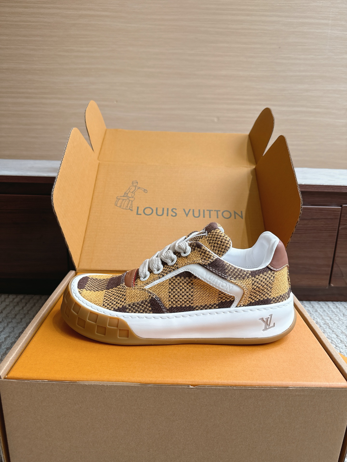 NO:867752,Top version, sizes 35–46. Please pay attention to our packaging and quality for the price!  Louis*Vuitto* LV Trainer Sports European Purchasing Agency Purchased for 1W RMB. It took a month to develop a private mold for the outsole and fabric. Three sets of molds were scrapped for the upper, and then it was perfectly adjusted to the original version. It is definitely a comfortable product that cost a lot of money and thought. This series was designed after the arrival of Vifgil. It is favored by many fans every quarter. It can be matched with different fashions to show your personality. Private mold luxury Luo Shi TPU original outsole  Original packaging, casual shoes/sports shoes, louis vuitton, louis vuitton, sneakers19860909顶级版本 尺码35–46 价格请认准我家包装和品质！ Louis*Vuitto* LV Trainer 运动欧洲代购1W RMB购入 历时一个月爆拆开发 大底和面料私模 鞋面更是报废了三套模具 才完美调整至原版一致较果 绝对下血本费心思的一款舒适 自Vifgil到来之后而设计的这一系列 每一季度都深受众多粉丝的青睐 搭配不同的时尚更显个性哦 私模奢华洛施 TPU原版大底 原版包装,休闲鞋/运动鞋,louis vuitton,louis vuitton,sneakers,Women's Shoes