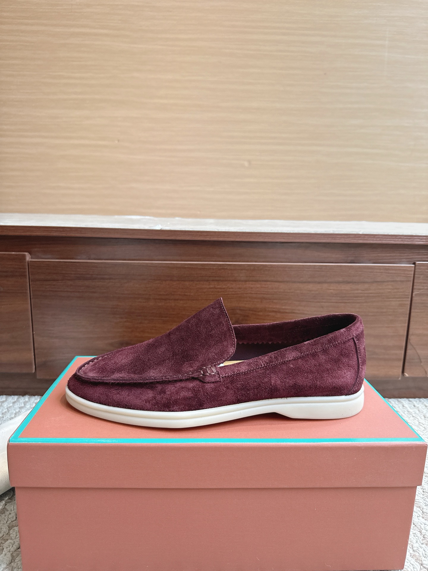NO:867641,LP Men's Shoes High-quality Leather-insol Price Size 39–46 Color Burgundy After more than half a year of polishing, everyone is welcome to compare, I won't brag about leather here. There is no problem with pk anything top-notch. Fabric Fetal cow suede outsole Glass rubber outsole Midsole Genuine leather midsole (not the leather kind), loafers, loro piana, loafers, cowhide19860909LP男鞋 High-quality Leather-insol 价格尺码39–46 颜色酒红色 经过半年多的打磨,欢迎大家来对比,不在这里吹牛皮.pk什么顶级没有问题. 面料胎牛绒皮 大底玻璃胶大底 中底真皮中底（不是贴皮那种）,乐福鞋,loro piana,loafers,cowhide,Women's Shoes