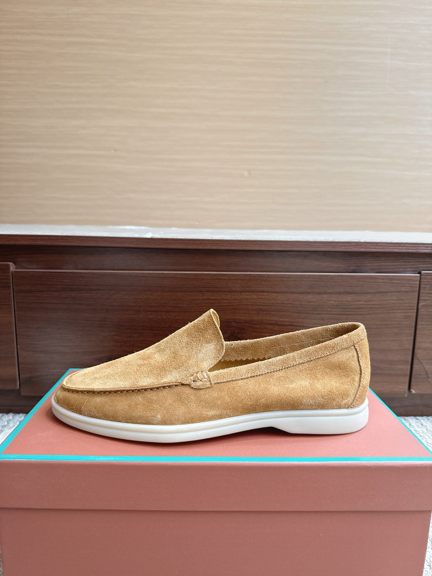 NO:867652,LP Men's Shoes High-quality Leather-insol Price Size 39–46 Color Sand Camel After more than half a year of polishing, everyone is welcome to compare. I won't brag about leather here. There is no problem with pk anything top-notch. Fabric Fetal cow suede outsole Glass rubber outsole Midsole Genuine leather midsole (not the leather kind), loafers, loro piana, loafers, cowhide19860909LP男鞋 High-quality Leather-insol 价格尺码39–46 颜色沙驼色 经过半年多的打磨,欢迎大家来对比,不在这里吹牛皮.pk什么顶级没有问题. 面料胎牛绒皮 大底玻璃胶大底 中底真皮中底（不是贴皮那种）,乐福鞋,loro piana,loafers,cowhide,Women's Shoes