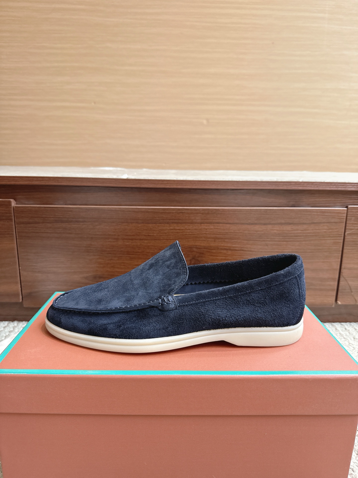 NO:867662,LP Men's Shoes High-quality Leather-insol Price Size 39–46 Color Dark Blue After more than half a year of polishing, everyone is welcome to compare, I won't brag about leather here. There is no problem with pk anything top-notch. Fabric: cow suede leather outsole glass rubber outsole midsole genuine leather midsole (not the leather kind), loafers, loro piana, loafers, cowhide19860909LP男鞋 High-quality Leather-insol 价格尺码39–46 颜色深蓝色 经过半年多的打磨,欢迎大家来对比,不在这里吹牛皮.pk什么顶级没有问题. 面料胎牛绒皮 大底玻璃胶大底 中底真皮中底（不是贴皮那种）,乐福鞋,loro piana,loafers,cowhide,Women's Shoes