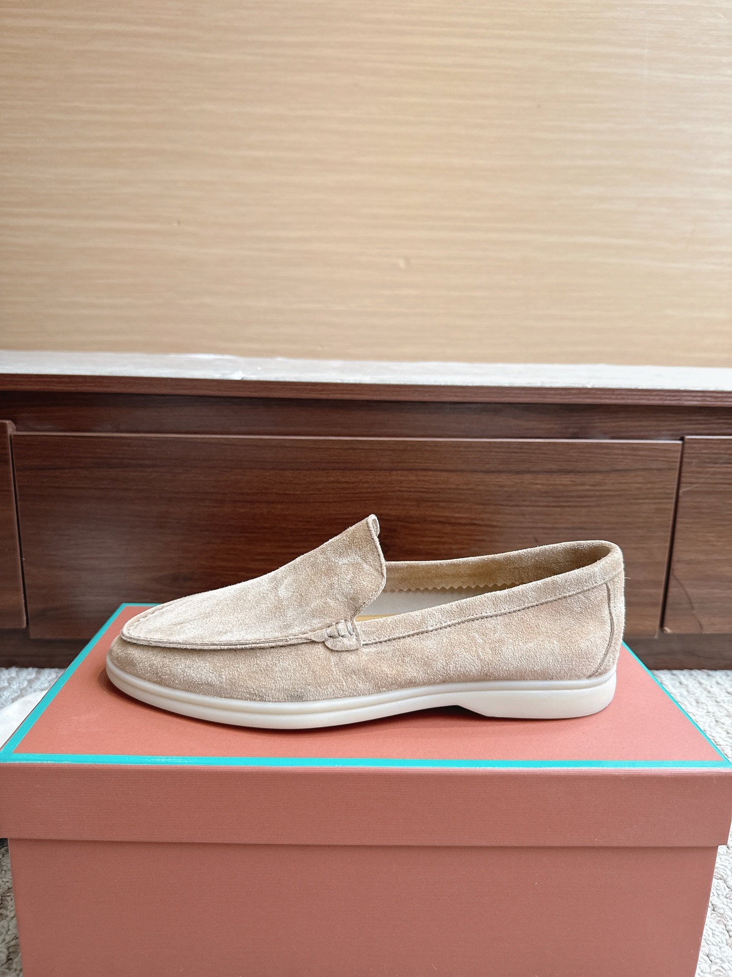 NO:867673,LP Men's Shoes High-quality Leather-insol Price Size 39–46 Color Beige After more than half a year of polishing, everyone is welcome to compare. I won't brag about the leather here. There is no problem with pk anything top-notch. Fabric Fetal cow suede outsole Glass rubber outsole Midsole Genuine leather midsole (not the leather kind), loafers, loro piana, loafers, cowhide19860909LP男鞋 High-quality Leather-insol 价格尺码39–46 颜色米杏色 经过半年多的打磨,欢迎大家来对比,不在这里吹牛皮.pk什么顶级没有问题. 面料胎牛绒皮 大底玻璃胶大底 中底真皮中底（不是贴皮那种）,乐福鞋,loro piana,loafers,cowhide,Women's Shoes