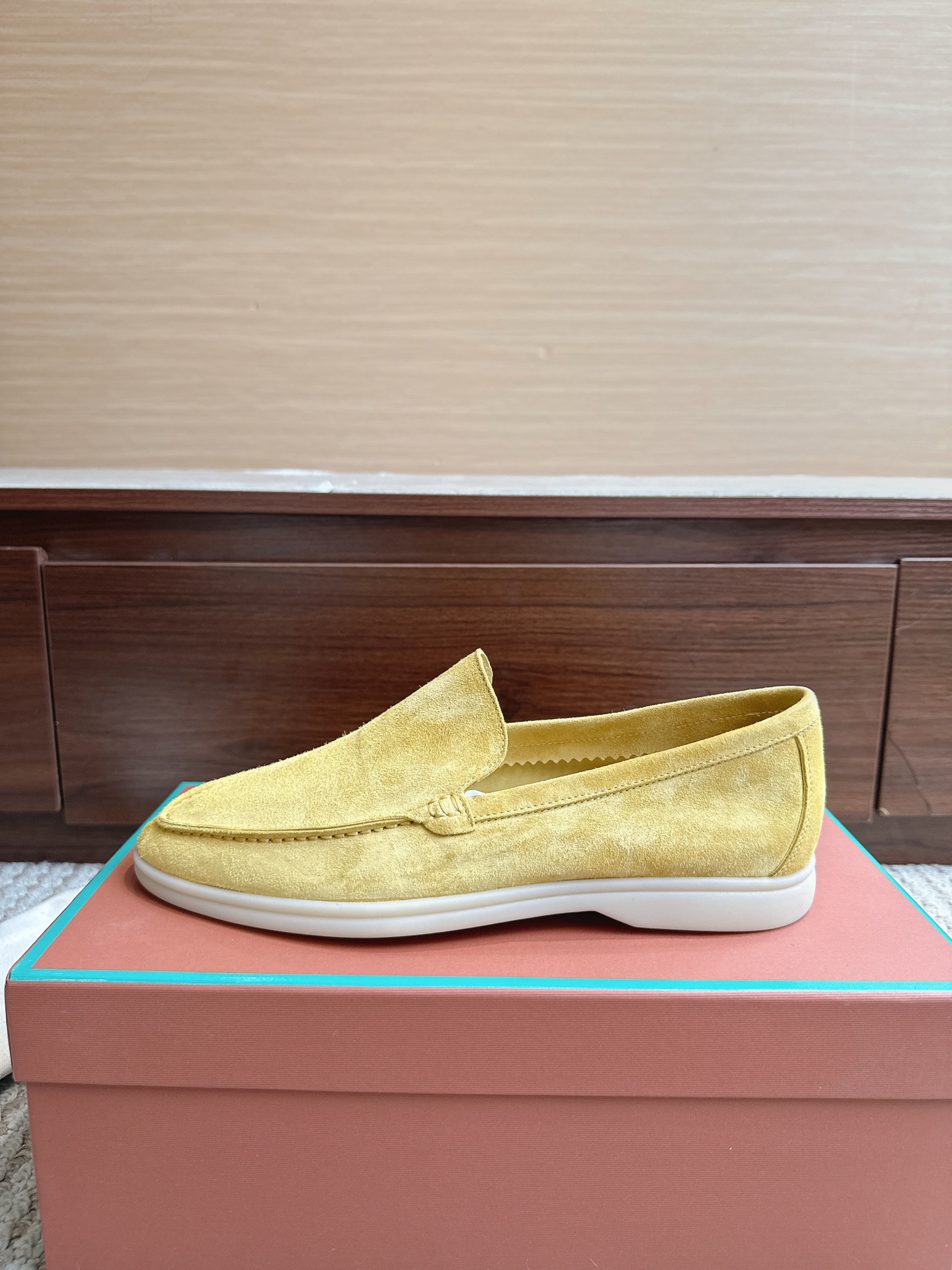 NO:867684,LP Men's Shoes High-quality Leather-insol Price Size 39–46 Color Lemon Yellow After more than half a year of polishing, everyone is welcome to compare, I won't brag about leather here. There is no problem with pk anything top-notch. Fabric Feather Cow Suede Outsole Glass rubber outsole Midsole Genuine leather midsole (not the leather kind), loafers, loro piana, loafers, cowhide19860909LP男鞋 High-quality Leather-insol 价格尺码39–46 颜色柠檬黄 经过半年多的打磨,欢迎大家来对比,不在这里吹牛皮.pk什么顶级没有问题. 面料胎牛绒皮 大底玻璃胶大底 中底真皮中底（不是贴皮那种）,乐福鞋,loro piana,loafers,cowhide,Women's Shoes