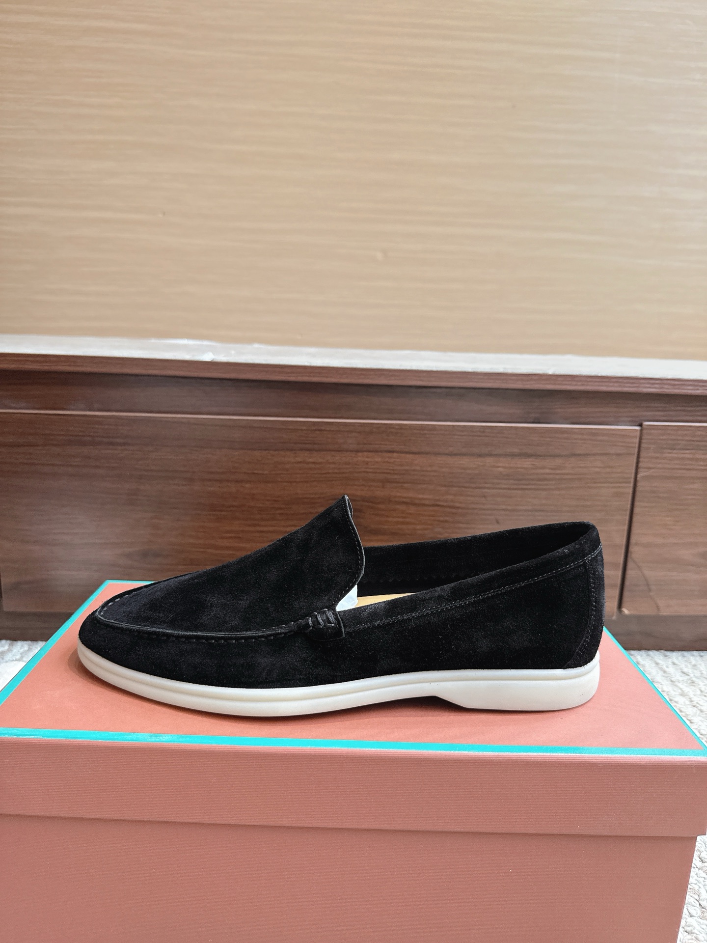 NO:867695,LP Men's Shoes High-quality Leather-insol Price Size 39–46 Color Black After more than half a year of polishing, everyone is welcome to compare. I won't brag about leather here. There is no problem with pk anything top-notch. Fabric Fetal cow suede outsole Glass rubber outsole Midsole Genuine leather midsole (not the leather kind), loafers, loro piana, loafers, cowhide19860909LP男鞋 High-quality Leather-insol 价格尺码39–46 颜色黑色 经过半年多的打磨,欢迎大家来对比,不在这里吹牛皮.pk什么顶级没有问题. 面料胎牛绒皮 大底玻璃胶大底 中底真皮中底（不是贴皮那种）,乐福鞋,loro piana,loafers,cowhide,Women's Shoes