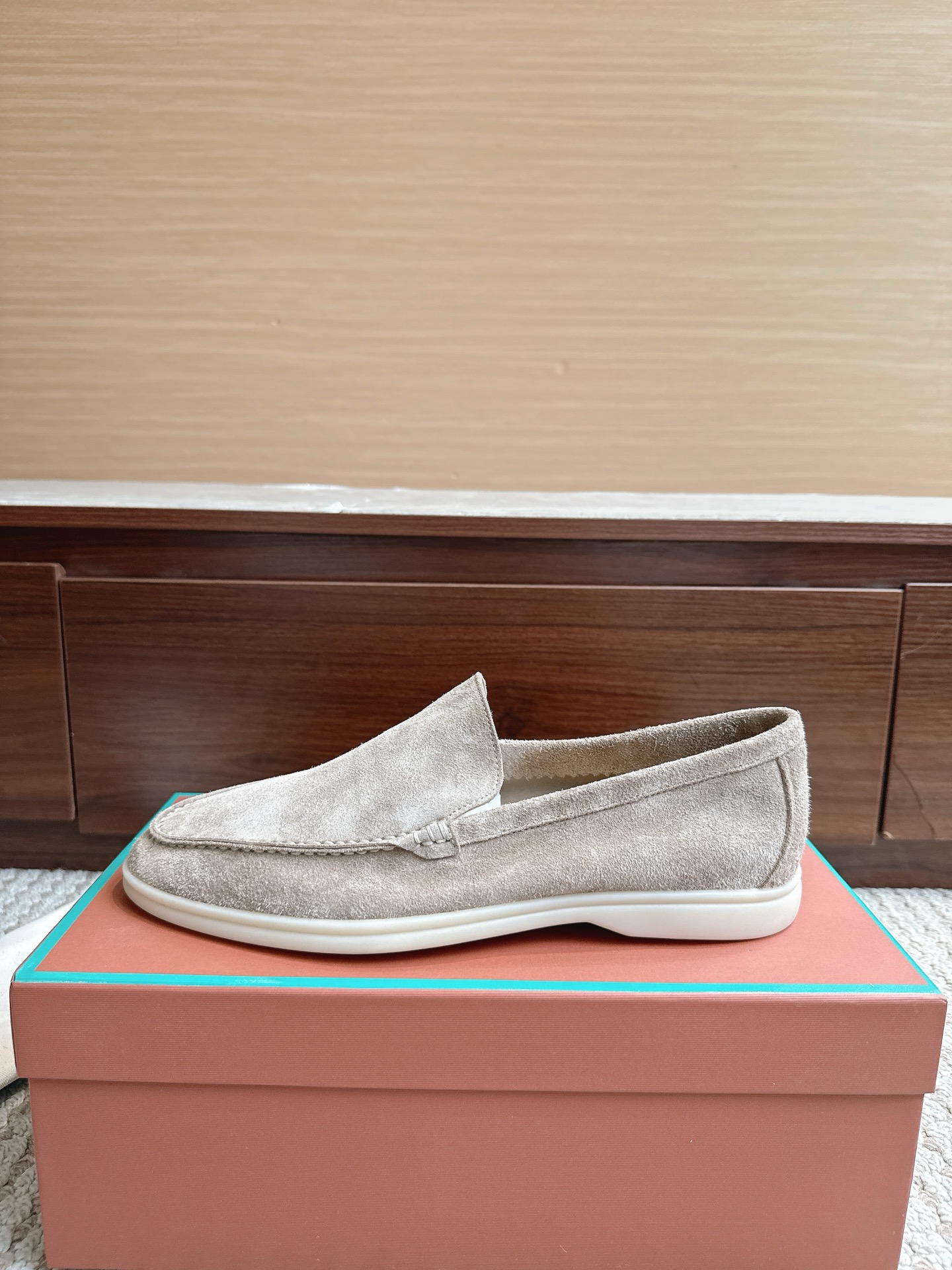 NO:867707,LP Men's Shoes High-quality Leather-insol Price Size 39–46 Color Milky Gray After more than half a year of polishing, everyone is welcome to compare, I won't brag about leather here. There is no problem with pk anything top-notch. Fabric Fetal cow suede outsole Glass rubber outsole Midsole Genuine leather midsole (not the leather kind), loafers, loro piana, loafers, cowhide19860909LP男鞋 High-quality Leather-insol 价格尺码39–46 颜色奶灰色 经过半年多的打磨,欢迎大家来对比,不在这里吹牛皮.pk什么顶级没有问题. 面料胎牛绒皮 大底玻璃胶大底 中底真皮中底（不是贴皮那种）,乐福鞋,loro piana,loafers,cowhide,Women's Shoes