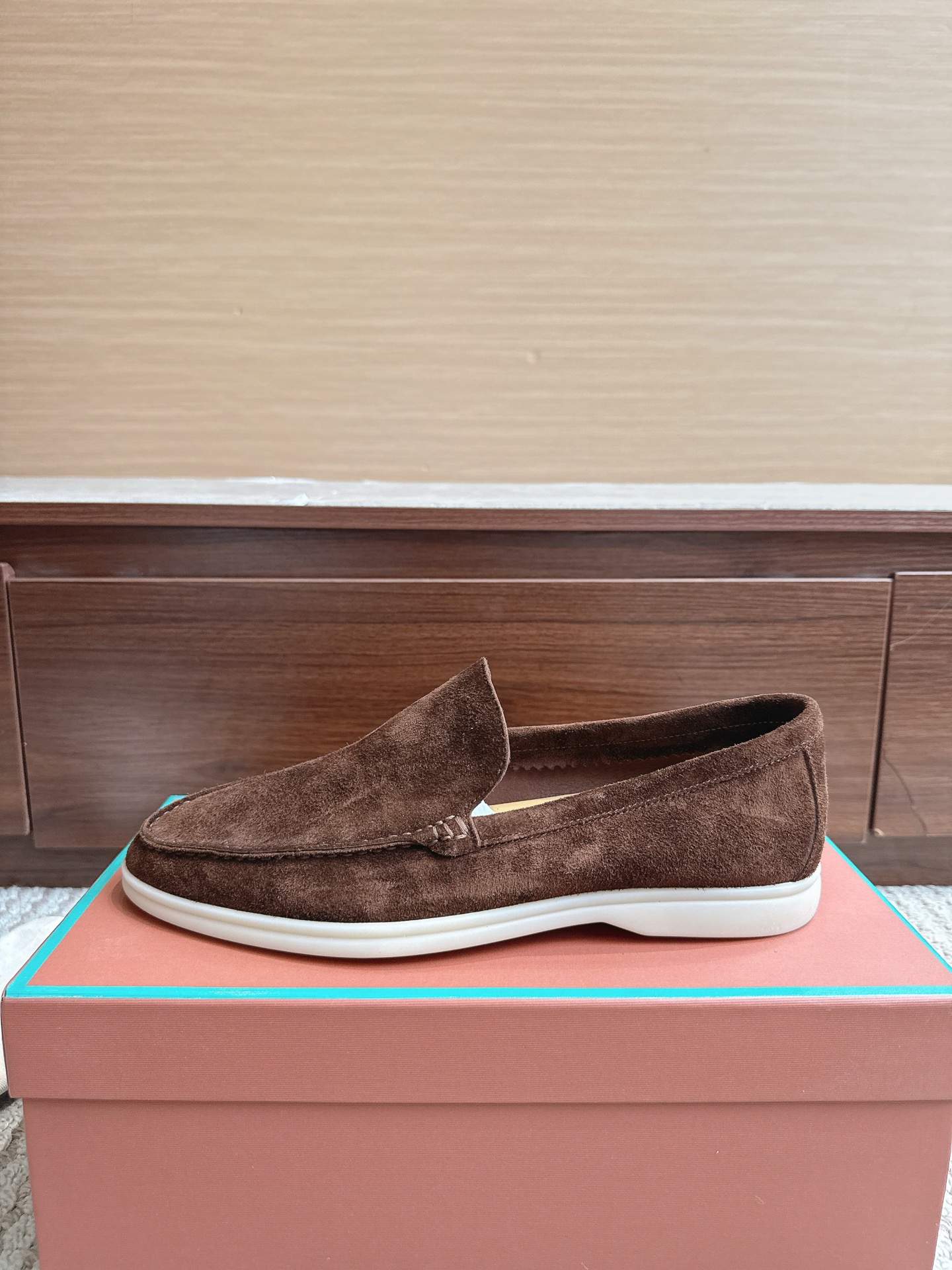 NO:867719,LP Men's Shoes High-quality Leather-insol Price Size 39–46 Color Dark Brown After more than half a year of polishing, everyone is welcome to compare. I won't brag about leather here. There is no problem with pk anything top-notch. Fabric Fetal cow suede outsole Glass rubber outsole Midsole Genuine leather midsole (not the leather kind), loafers, loro piana, loafers, cowhide19860909LP男鞋 High-quality Leather-insol 价格尺码39–46 颜色深棕色 经过半年多的打磨,欢迎大家来对比,不在这里吹牛皮.pk什么顶级没有问题. 面料胎牛绒皮 大底玻璃胶大底 中底真皮中底（不是贴皮那种）,乐福鞋,loro piana,loafers,cowhide,Women's Shoes