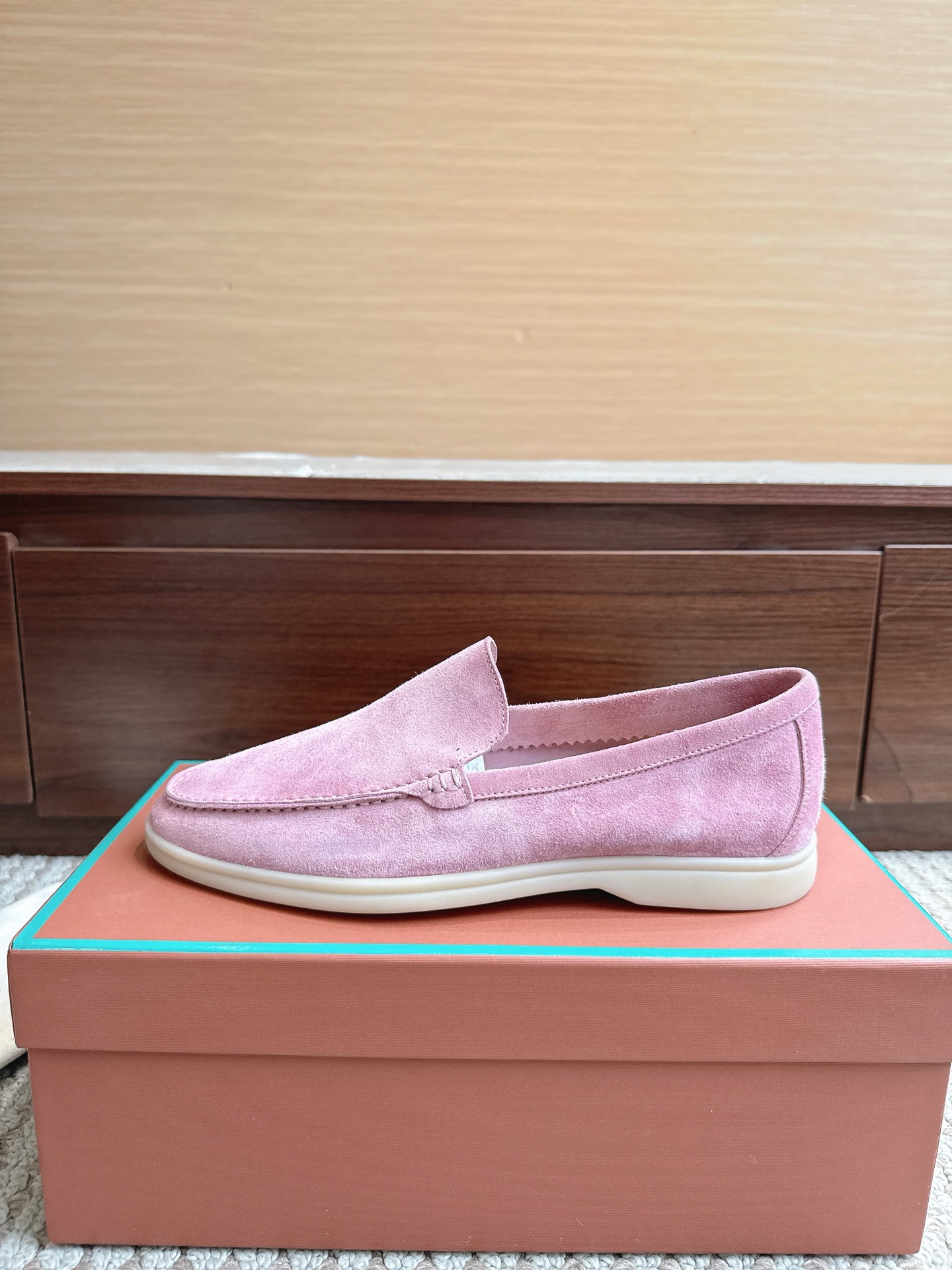 NO:867731,LP Men's Shoes High-quality Leather-insol Price Size 39–46 Color Pink After more than half a year of polishing, everyone is welcome to compare, I won't brag about leather here. There is no problem with pk anything top-notch. Fabric Feather Cow Suede Outsole Glass rubber outsole Midsole Genuine leather midsole (not the leather kind), loafers, loro piana, loafers, cowhide19860909LP男鞋 High-quality Leather-insol 价格尺码39–46 颜色枚粉色 经过半年多的打磨,欢迎大家来对比,不在这里吹牛皮.pk什么顶级没有问题. 面料胎牛绒皮 大底玻璃胶大底 中底真皮中底（不是贴皮那种）,乐福鞋,loro piana,loafers,cowhide,Women's Shoes
