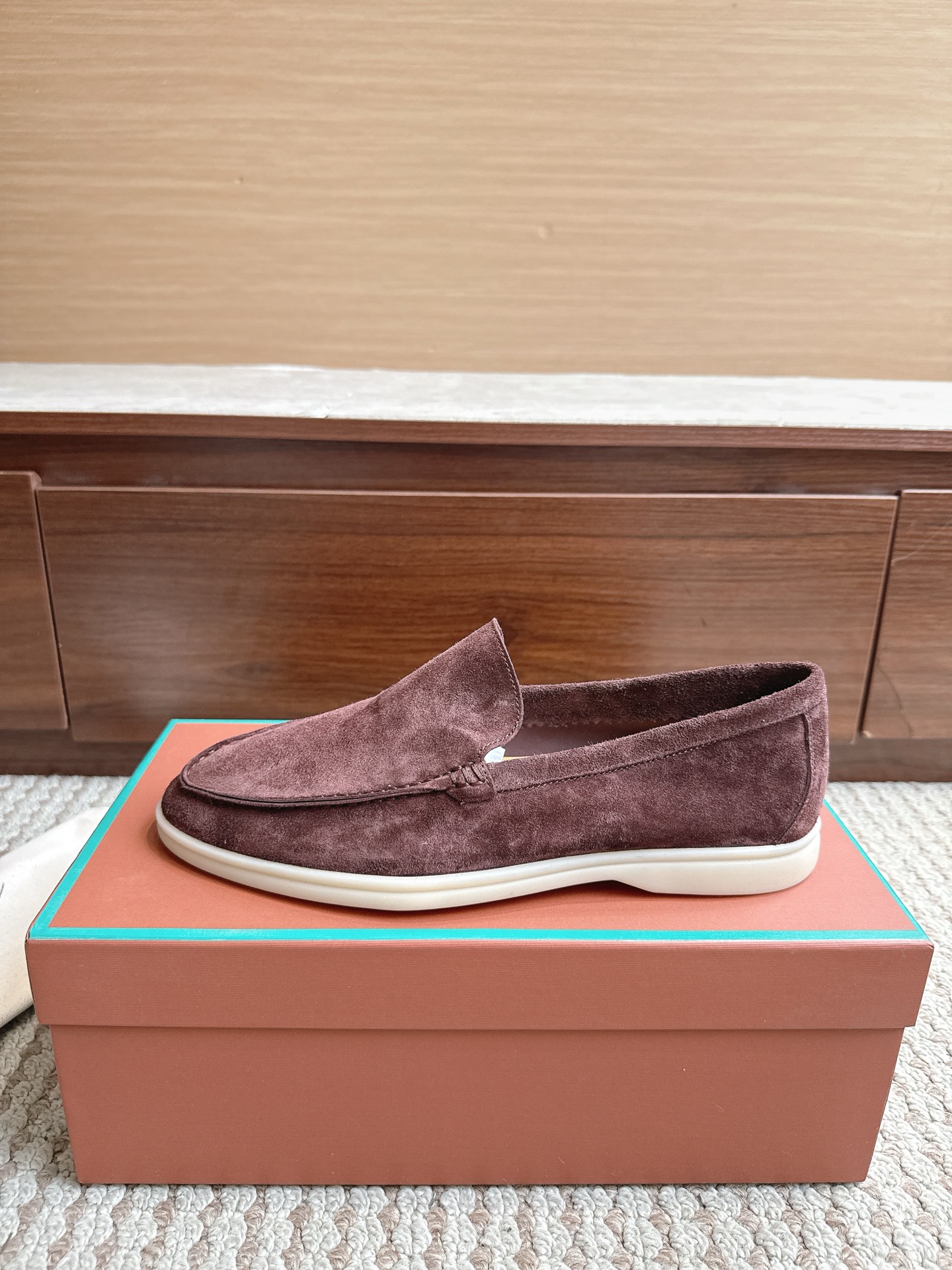NO:867743,LP Men's Shoes High-quality Leather-insol Price Size 39–46 Color Red Bean Paste After more than half a year of polishing, everyone is welcome to compare, I won't brag about leather here. There is no problem with pk anything top-notch. Fabric Fetal cow suede outsole Glass rubber outsole Midsole Genuine leather midsole (not the leather kind), loafers, loro piana, loafers, cowhide19860909LP男鞋 High-quality Leather-insol 价格尺码39–46 颜色豆沙红 经过半年多的打磨,欢迎大家来对比,不在这里吹牛皮.pk什么顶级没有问题. 面料胎牛绒皮 大底玻璃胶大底 中底真皮中底（不是贴皮那种）,乐福鞋,loro piana,loafers,cowhide,Women's Shoes