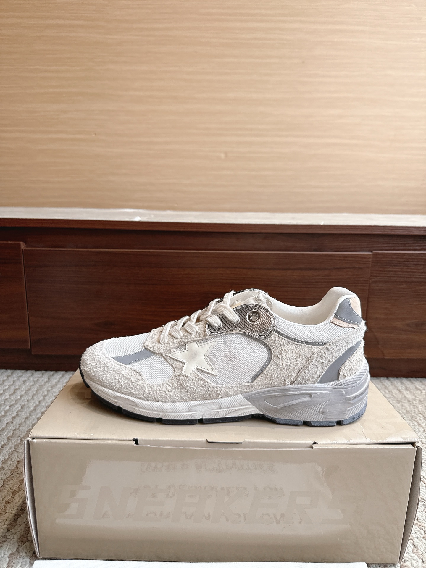 NO:867484,GGDB Golden Goos* 25ss retro style, color 1819 white long hair, size female 35–40 male 39–47 (3947 customized, non-refundable)  The price adopts an old retro style, with deliberate wear marks on the shoe body, showing a unique retro texture. It incorporates the design elements of Dexun shoes and Forrest Gump shoes, combining retro and sports and leisure styles. The style is designed with plush velvet, and the plush material at the shoe mouth increases warmth, making it suitable for autumn and winter. The sole is designed with a thin sole, which is both comfortable and casual.  The star decoration on the side of the shoe is one of its iconic design elements, which increases the recognition of the shoe. It is available in leopard print, black, khaki and other colors. The leopard print model is very fashionable, and black and khaki are more versatile. Casual shoes/sports shoes, sneakers19860909GGDB Golden Goos* 25ss复古做旧风 颜色1819白长毛 尺码女35–40男39–47（3947订做不退换） 价格采用做旧复古风格,鞋身带有刻意的磨损痕迹,呈现出独特的复古质感.融入德训鞋、阿甘鞋的设计元素,兼具复古与运动休闲风格.款式采用加绒设计,鞋口处的毛绒材质增加了保暖性,适合秋冬季节穿着.鞋底为薄底设计,兼具舒适性与休闲感. 鞋侧有星星装饰,是其标志性设计元素之一,增加了鞋子的辨识度.有豹纹、黑色、卡其色等多种配色可选,其中豹纹款极具时尚感,黑色和卡其色则更显百搭,休闲鞋/运动鞋,sneakers,Women's Shoes