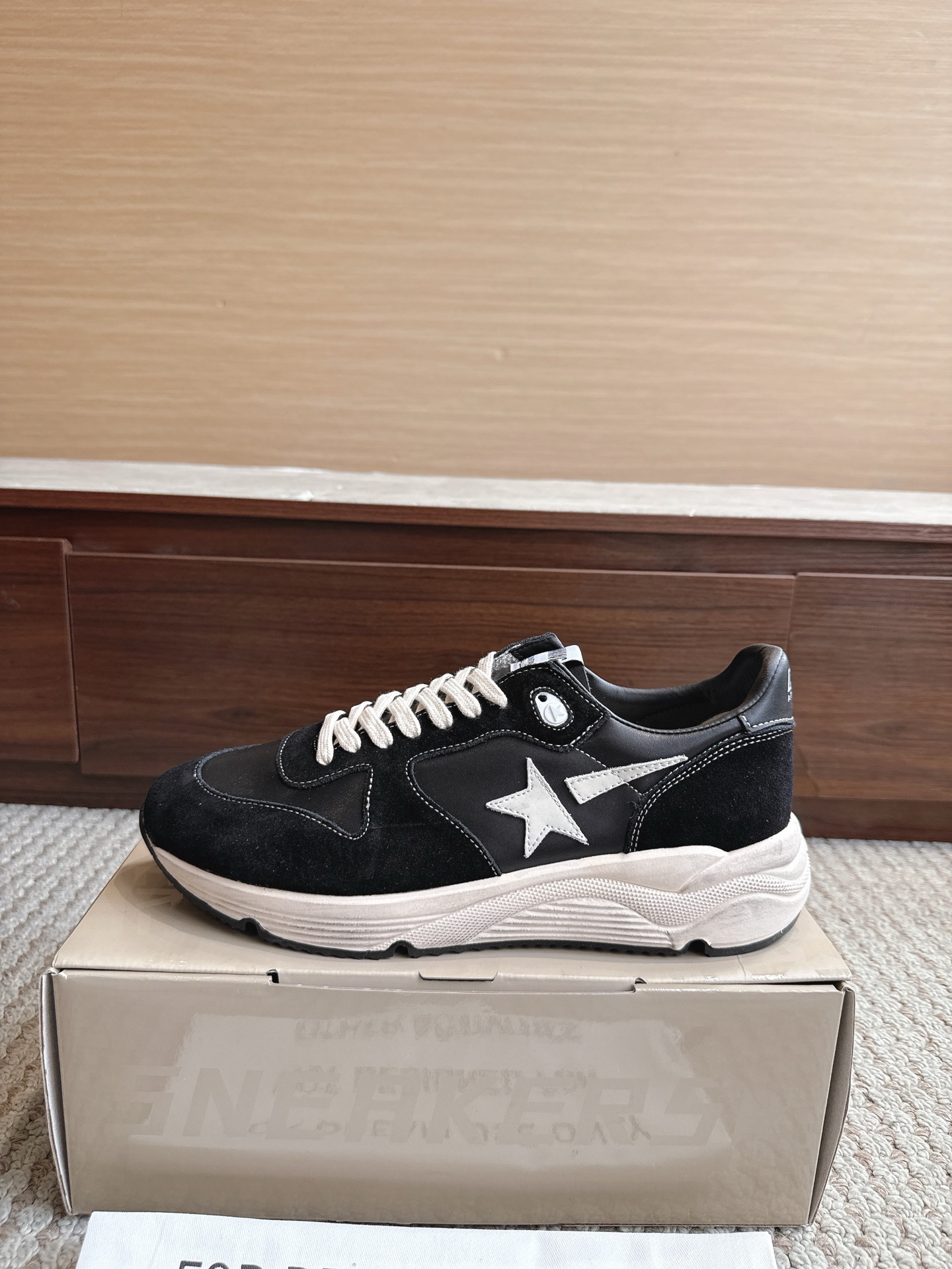 NO:867494,GGDB Golden Goos* 25ss retro style, color 916 black, size female 35–40 male 39–47 (3947 customized, non-refundable)  The price adopts an old retro style, with deliberate wear marks on the shoe body, showing a unique retro texture. It incorporates the design elements of Dexun shoes and Forrest Gump shoes, combining retro and sports and leisure styles. The style is designed with plush velvet, and the plush material at the shoe mouth increases warmth, making it suitable for autumn and winter. The sole is designed with a thin sole, which is both comfortable and casual.  The star decoration on the side of the shoe is one of its iconic design elements, which increases the recognition of the shoe. It is available in leopard print, black, khaki and other colors. The leopard print model is very fashionable, and black and khaki are more versatile. Casual shoes/sports shoes, sneakers19860909GGDB Golden Goos* 25ss复古做旧风 颜色916黑色 尺码女35–40男39–47（3947订做不退换） 价格采用做旧复古风格,鞋身带有刻意的磨损痕迹,呈现出独特的复古质感.融入德训鞋、阿甘鞋的设计元素,兼具复古与运动休闲风格.款式采用加绒设计,鞋口处的毛绒材质增加了保暖性,适合秋冬季节穿着.鞋底为薄底设计,兼具舒适性与休闲感. 鞋侧有星星装饰,是其标志性设计元素之一,增加了鞋子的辨识度.有豹纹、黑色、卡其色等多种配色可选,其中豹纹款极具时尚感,黑色和卡其色则更显百搭,休闲鞋/运动鞋,sneakers,Women's Shoes