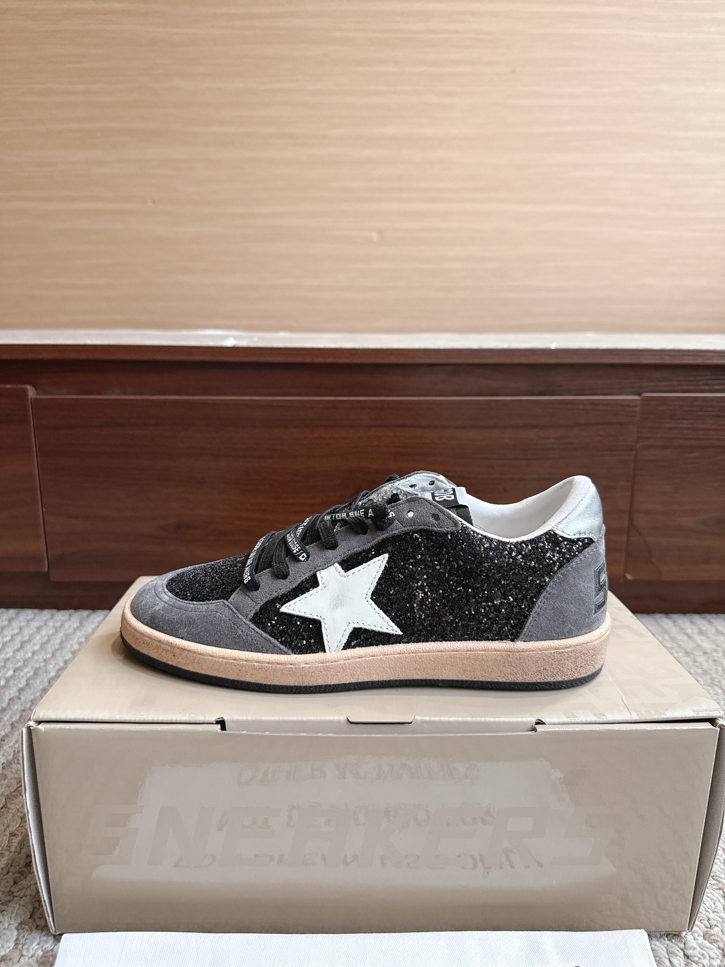 NO:867505,GGDB Golden Goos* 25ss retro style, color 820 dark gray and black grid, size female 35–40 male 39–47 (3947 custom-made, non-refundable)  The price adopts an old retro style, with deliberate wear marks on the shoe body, showing a unique retro texture. It incorporates the design elements of Dexun shoes and Forrest Gump shoes, combining retro and sports and leisure styles. The style is designed with plush velvet, and the plush material at the shoe mouth increases warmth, making it suitable for autumn and winter. The sole is designed with a thin sole, which is both comfortable and casual.  The star decoration on the side of the shoe is one of its iconic design elements, which increases the recognition of the shoe. It is available in leopard print, black, khaki and other colors. The leopard print model is very fashionable, and black and khaki are more versatile. Casual shoes/sports shoes, sneakers19860909GGDB Golden Goos* 25ss复古做旧风 颜色820深灰黑格 尺码女35–40男39–47（3947订做不退换） 价格采用做旧复古风格,鞋身带有刻意的磨损痕迹,呈现出独特的复古质感.融入德训鞋、阿甘鞋的设计元素,兼具复古与运动休闲风格.款式采用加绒设计,鞋口处的毛绒材质增加了保暖性,适合秋冬季节穿着.鞋底为薄底设计,兼具舒适性与休闲感. 鞋侧有星星装饰,是其标志性设计元素之一,增加了鞋子的辨识度.有豹纹、黑色、卡其色等多种配色可选,其中豹纹款极具时尚感,黑色和卡其色则更显百搭,休闲鞋/运动鞋,sneakers,Women's Shoes