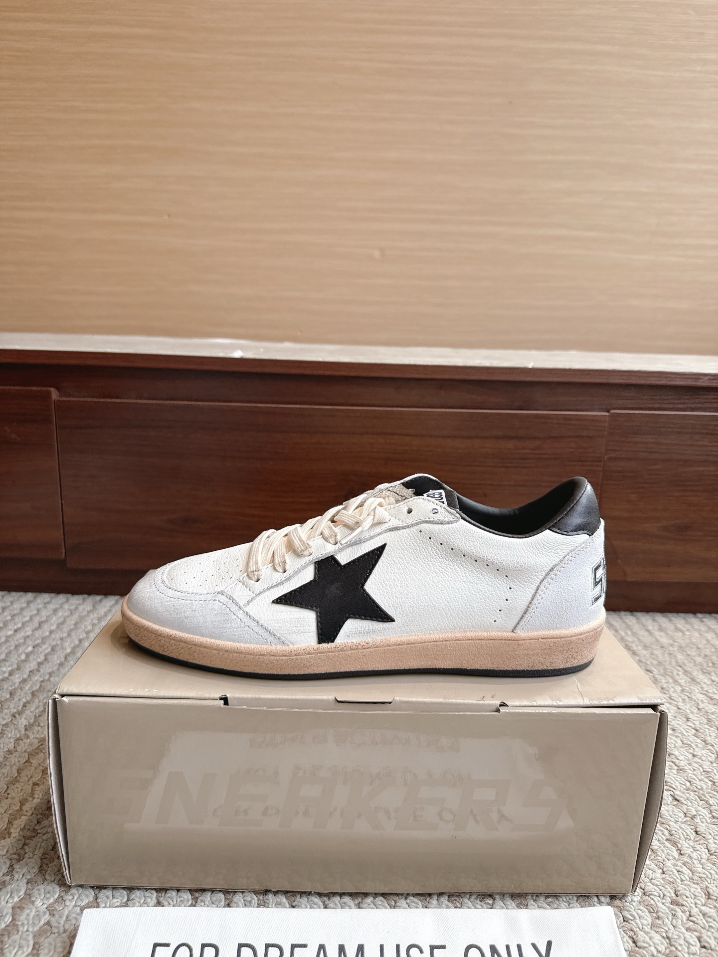 NO:867514,GGDB Golden Goos* 25ss retro style, color 820 black tail and black star, size female 35–40 male 39–47 (3947 customized, non-refundable)  The price adopts an old retro style, with deliberate wear marks on the shoe body, showing a unique retro texture. It incorporates the design elements of Dexun shoes and Forrest Gump shoes, combining retro and sports and leisure styles. The style is designed with plush velvet, and the plush material at the shoe mouth increases warmth, making it suitable for autumn and winter. The sole is designed with a thin sole, which is both comfortable and casual.  The star decoration on the side of the shoe is one of its iconic design elements, which increases the recognition of the shoe. It is available in leopard print, black, khaki and other colors. The leopard print model is very fashionable, and black and khaki are more versatile. Casual shoes/sports shoes, sneakers19860909GGDB Golden Goos* 25ss复古做旧风 颜色820黑尾黑星 尺码女35–40男39–47（3947订做不退换） 价格采用做旧复古风格,鞋身带有刻意的磨损痕迹,呈现出独特的复古质感.融入德训鞋、阿甘鞋的设计元素,兼具复古与运动休闲风格.款式采用加绒设计,鞋口处的毛绒材质增加了保暖性,适合秋冬季节穿着.鞋底为薄底设计,兼具舒适性与休闲感. 鞋侧有星星装饰,是其标志性设计元素之一,增加了鞋子的辨识度.有豹纹、黑色、卡其色等多种配色可选,其中豹纹款极具时尚感,黑色和卡其色则更显百搭,休闲鞋/运动鞋,sneakers,Women's Shoes