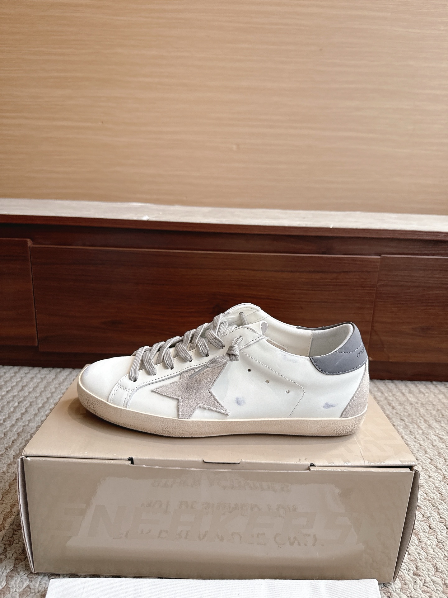 NO:867525,GGDB Golden Goos* 25ss retro style, color 619 dark gray tail, size female 35–40 male 39–47 (3947 customized, non-refundable)  The price adopts an old retro style, with deliberate wear marks on the shoe body, showing a unique retro texture. It incorporates the design elements of Dexun shoes and Forrest Gump shoes, combining retro and sports and leisure styles. The style is designed with plush velvet, and the plush material at the shoe mouth increases warmth, making it suitable for autumn and winter. The sole is designed with a thin sole, which is both comfortable and casual.  The star decoration on the side of the shoe is one of its iconic design elements, which increases the recognition of the shoe. It is available in leopard print, black, khaki and other colors. The leopard print model is very fashionable, and black and khaki are more versatile. Casual shoes/sports shoes, sneakers19860909GGDB Golden Goos* 25ss复古做旧风 颜色619深灰尾 尺码女35–40男39–47（3947订做不退换） 价格采用做旧复古风格,鞋身带有刻意的磨损痕迹,呈现出独特的复古质感.融入德训鞋、阿甘鞋的设计元素,兼具复古与运动休闲风格.款式采用加绒设计,鞋口处的毛绒材质增加了保暖性,适合秋冬季节穿着.鞋底为薄底设计,兼具舒适性与休闲感. 鞋侧有星星装饰,是其标志性设计元素之一,增加了鞋子的辨识度.有豹纹、黑色、卡其色等多种配色可选,其中豹纹款极具时尚感,黑色和卡其色则更显百搭,休闲鞋/运动鞋,sneakers,Women's Shoes