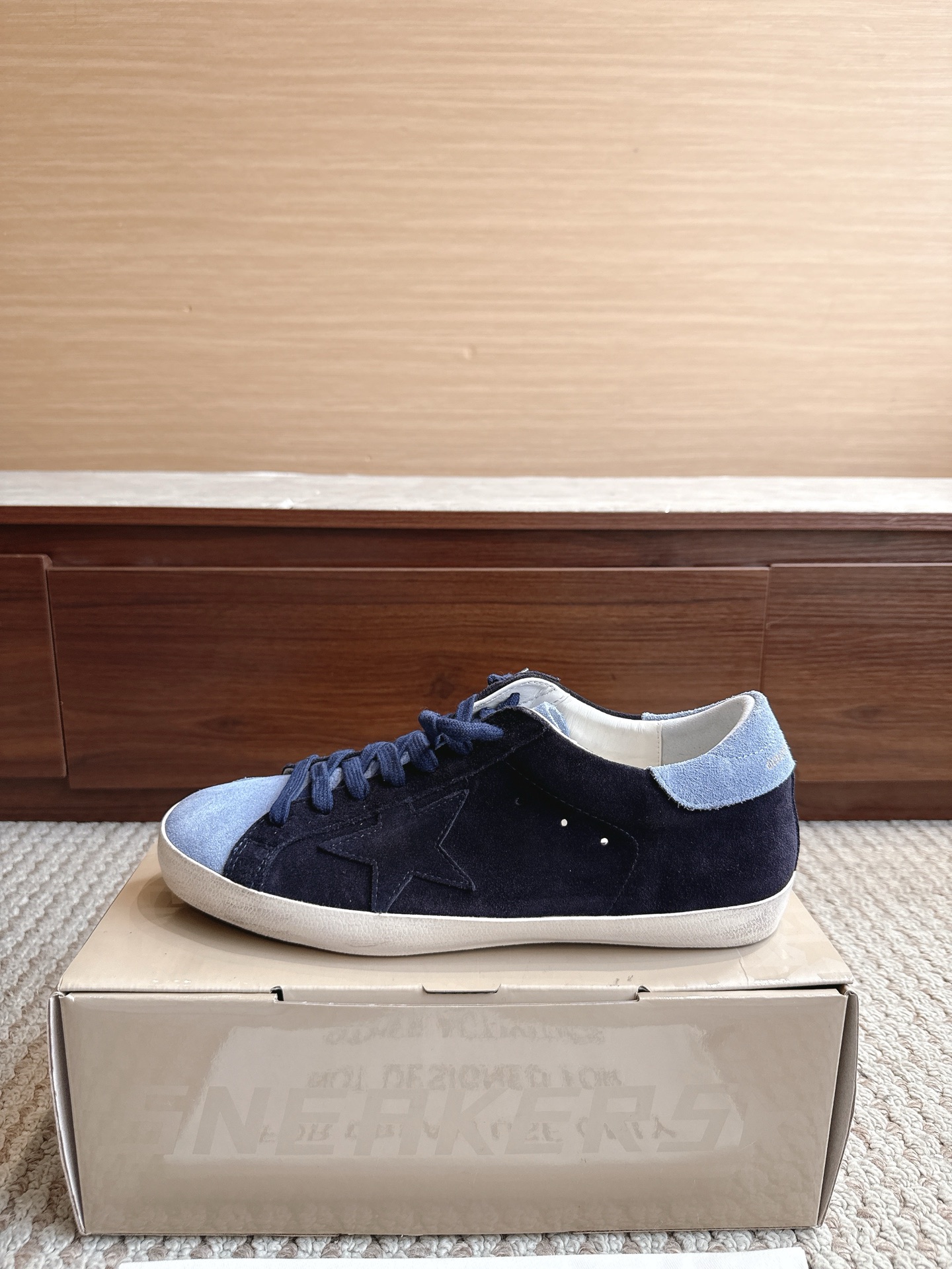 NO:867534,GGDB Golden Goos* 25ss retro style, color 615 light blue tail, hidden blue face, size female 35–40 male 39–47 (3947 custom-made, non-refundable)  The price adopts an old retro style, with deliberate wear marks on the shoe body, showing a unique retro texture. It incorporates the design elements of Dexun shoes and Forrest Gump shoes, combining retro and sports and leisure styles. The style is designed with plush velvet, and the plush material at the shoe mouth increases warmth, making it suitable for autumn and winter. The sole is designed with a thin sole, which is both comfortable and casual.  The star decoration on the side of the shoe is one of its iconic design elements, which increases the recognition of the shoe. It is available in leopard print, black, khaki and other colors. The leopard print model is very fashionable, and black and khaki are more versatile. Casual shoes/sports shoes, sneakers19860909GGDB Golden Goos* 25ss复古做旧风 颜色615浅蓝尾藏蓝面 尺码女35–40男39–47（3947订做不退换） 价格采用做旧复古风格,鞋身带有刻意的磨损痕迹,呈现出独特的复古质感.融入德训鞋、阿甘鞋的设计元素,兼具复古与运动休闲风格.款式采用加绒设计,鞋口处的毛绒材质增加了保暖性,适合秋冬季节穿着.鞋底为薄底设计,兼具舒适性与休闲感. 鞋侧有星星装饰,是其标志性设计元素之一,增加了鞋子的辨识度.有豹纹、黑色、卡其色等多种配色可选,其中豹纹款极具时尚感,黑色和卡其色则更显百搭,休闲鞋/运动鞋,sneakers,Women's Shoes
