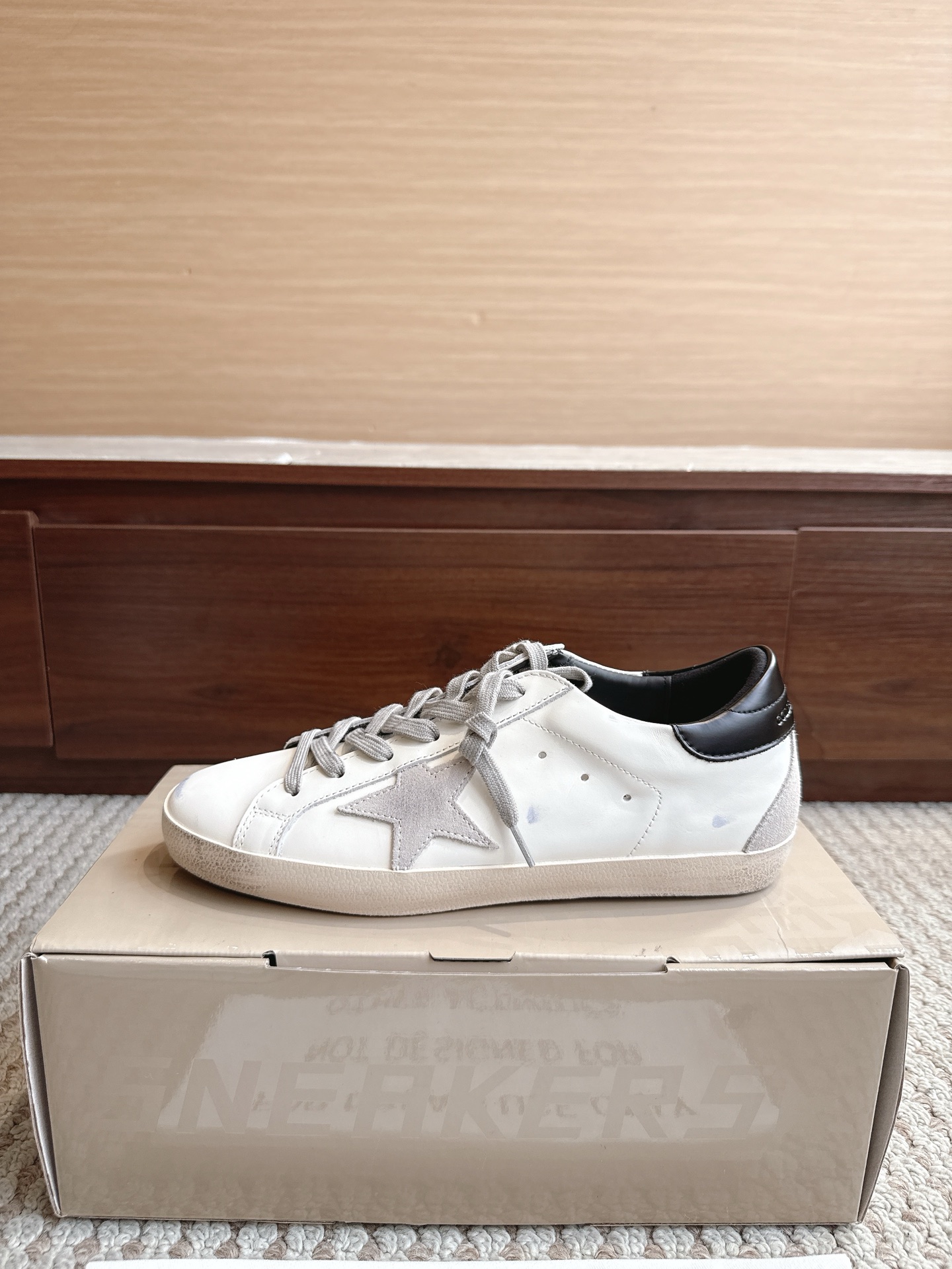 NO:867619,GGDB Golden Goos* 25ss retro style, color 615 black tail buckle, size female 35–40 male 39–47 (3947 customized, non-refundable)  The price adopts an old retro style, with deliberate wear marks on the shoe body, showing a unique retro texture. It incorporates the design elements of Dexun shoes and Forrest Gump shoes, combining retro and sports and leisure styles. The style is designed with plush velvet, and the plush material at the shoe mouth increases warmth, making it suitable for autumn and winter. The sole is designed with a thin sole, which is both comfortable and casual.  The star decoration on the side of the shoe is one of its iconic design elements, which increases the recognition of the shoe. It is available in leopard print, black, khaki and other colors. The leopard print model is very fashionable, and black and khaki are more versatile. Casual shoes/sports shoes, sneakers19860909GGDB Golden Goos* 25ss复古做旧风 颜色615黑尾扣 尺码女35–40男39–47（3947订做不退换） 价格采用做旧复古风格,鞋身带有刻意的磨损痕迹,呈现出独特的复古质感.融入德训鞋、阿甘鞋的设计元素,兼具复古与运动休闲风格.款式采用加绒设计,鞋口处的毛绒材质增加了保暖性,适合秋冬季节穿着.鞋底为薄底设计,兼具舒适性与休闲感. 鞋侧有星星装饰,是其标志性设计元素之一,增加了鞋子的辨识度.有豹纹、黑色、卡其色等多种配色可选,其中豹纹款极具时尚感,黑色和卡其色则更显百搭,休闲鞋/运动鞋,sneakers,Women's Shoes