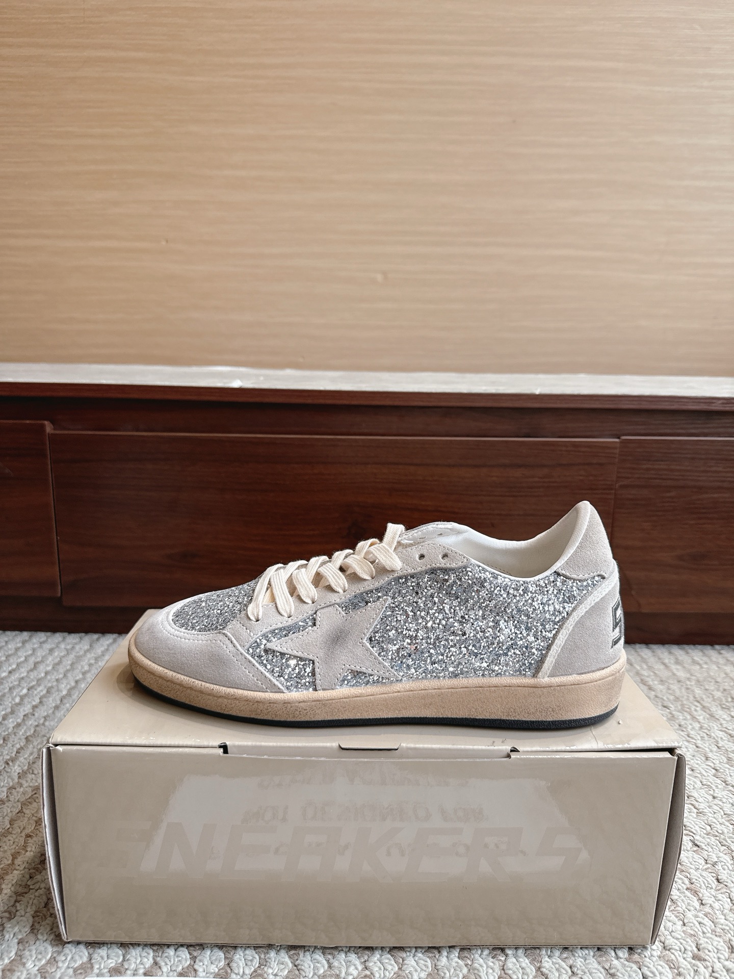 NO:867627,GGDB Golden Goos* 25ss retro style, color 820 silver checkered printing, size female 35–40 male 39–47 (3947 customized, non-refundable)  The price adopts an old retro style, with deliberate wear marks on the shoe body, showing a unique retro texture. It incorporates the design elements of Dexun shoes and Forrest Gump shoes, combining retro and sports and leisure styles. The style is designed with plush velvet, and the plush material at the shoe mouth increases warmth, making it suitable for autumn and winter. The sole is designed with a thin sole, which is both comfortable and casual.  The star decoration on the side of the shoe is one of its iconic design elements, which increases the recognition of the shoe. It is available in leopard print, black, khaki and other colors. The leopard print model is very fashionable, and black and khaki are more versatile. Casual shoes/sports shoes, sneakers19860909GGDB Golden Goos* 25ss复古做旧风 颜色820银格印字 尺码女35–40男39–47（3947订做不退换） 价格采用做旧复古风格,鞋身带有刻意的磨损痕迹,呈现出独特的复古质感.融入德训鞋、阿甘鞋的设计元素,兼具复古与运动休闲风格.款式采用加绒设计,鞋口处的毛绒材质增加了保暖性,适合秋冬季节穿着.鞋底为薄底设计,兼具舒适性与休闲感. 鞋侧有星星装饰,是其标志性设计元素之一,增加了鞋子的辨识度.有豹纹、黑色、卡其色等多种配色可选,其中豹纹款极具时尚感,黑色和卡其色则更显百搭,休闲鞋/运动鞋,sneakers,Women's Shoes