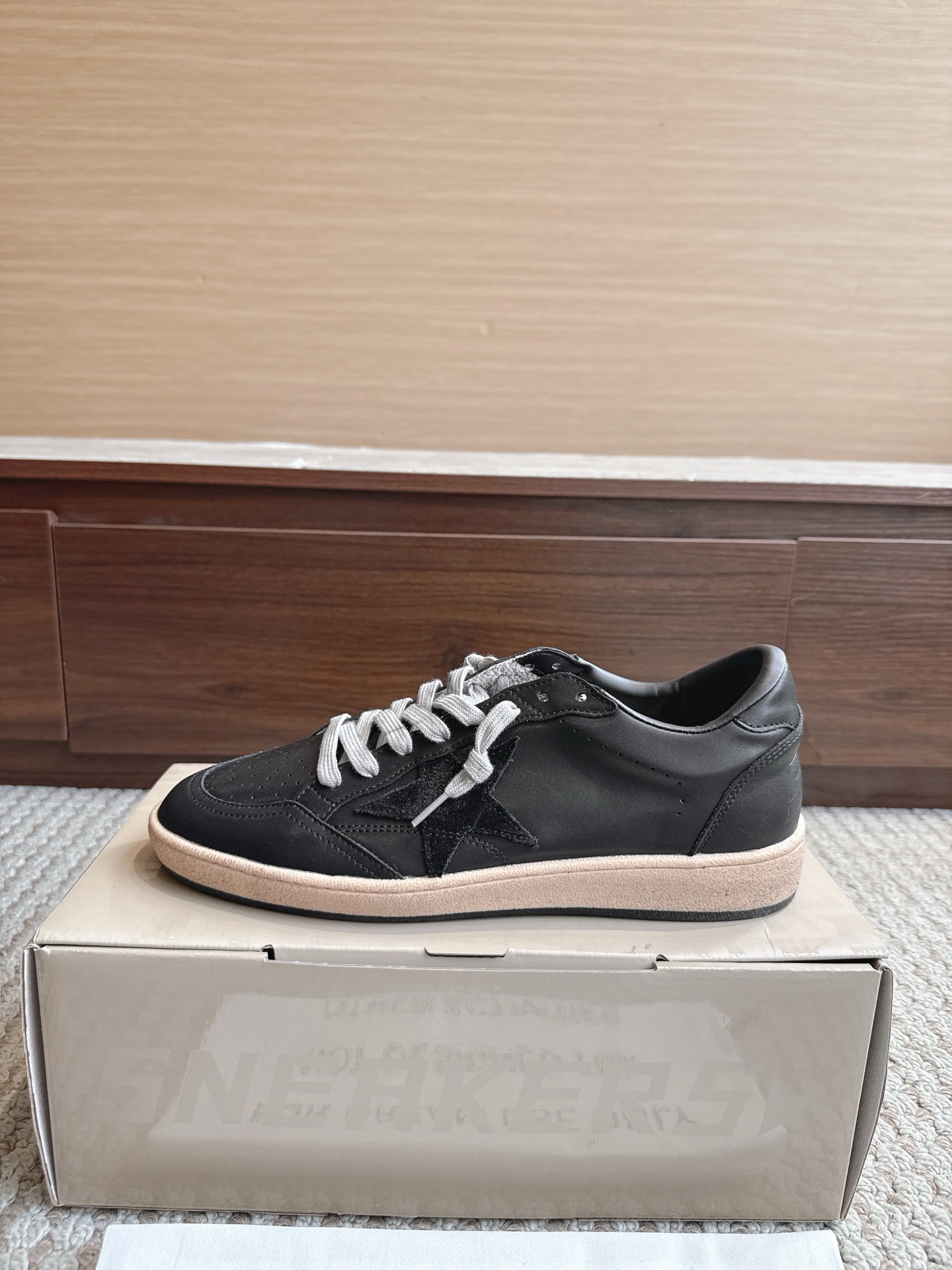 NO:867633,GGDB Golden Goos* 25ss retro style, color 820 black, size female 35–40 male 39–47 (3947 customized, non-refundable)  The price adopts an old retro style, with deliberate wear marks on the shoe body, showing a unique retro texture. It incorporates the design elements of Dexun shoes and Forrest Gump shoes, combining retro and sports and leisure styles. The style is designed with plush velvet, and the plush material at the shoe mouth increases warmth, making it suitable for autumn and winter. The sole is designed with a thin sole, which is both comfortable and casual.  The star decoration on the side of the shoe is one of its iconic design elements, which increases the recognition of the shoe. It is available in leopard print, black, khaki and other colors. The leopard print model is very fashionable, and black and khaki are more versatile. Casual shoes/sports shoes, sneakers19860909GGDB Golden Goos* 25ss复古做旧风 颜色820黑色 尺码女35–40男39–47（3947订做不退换） 价格采用做旧复古风格,鞋身带有刻意的磨损痕迹,呈现出独特的复古质感.融入德训鞋、阿甘鞋的设计元素,兼具复古与运动休闲风格.款式采用加绒设计,鞋口处的毛绒材质增加了保暖性,适合秋冬季节穿着.鞋底为薄底设计,兼具舒适性与休闲感. 鞋侧有星星装饰,是其标志性设计元素之一,增加了鞋子的辨识度.有豹纹、黑色、卡其色等多种配色可选,其中豹纹款极具时尚感,黑色和卡其色则更显百搭,休闲鞋/运动鞋,sneakers,Women's Shoes