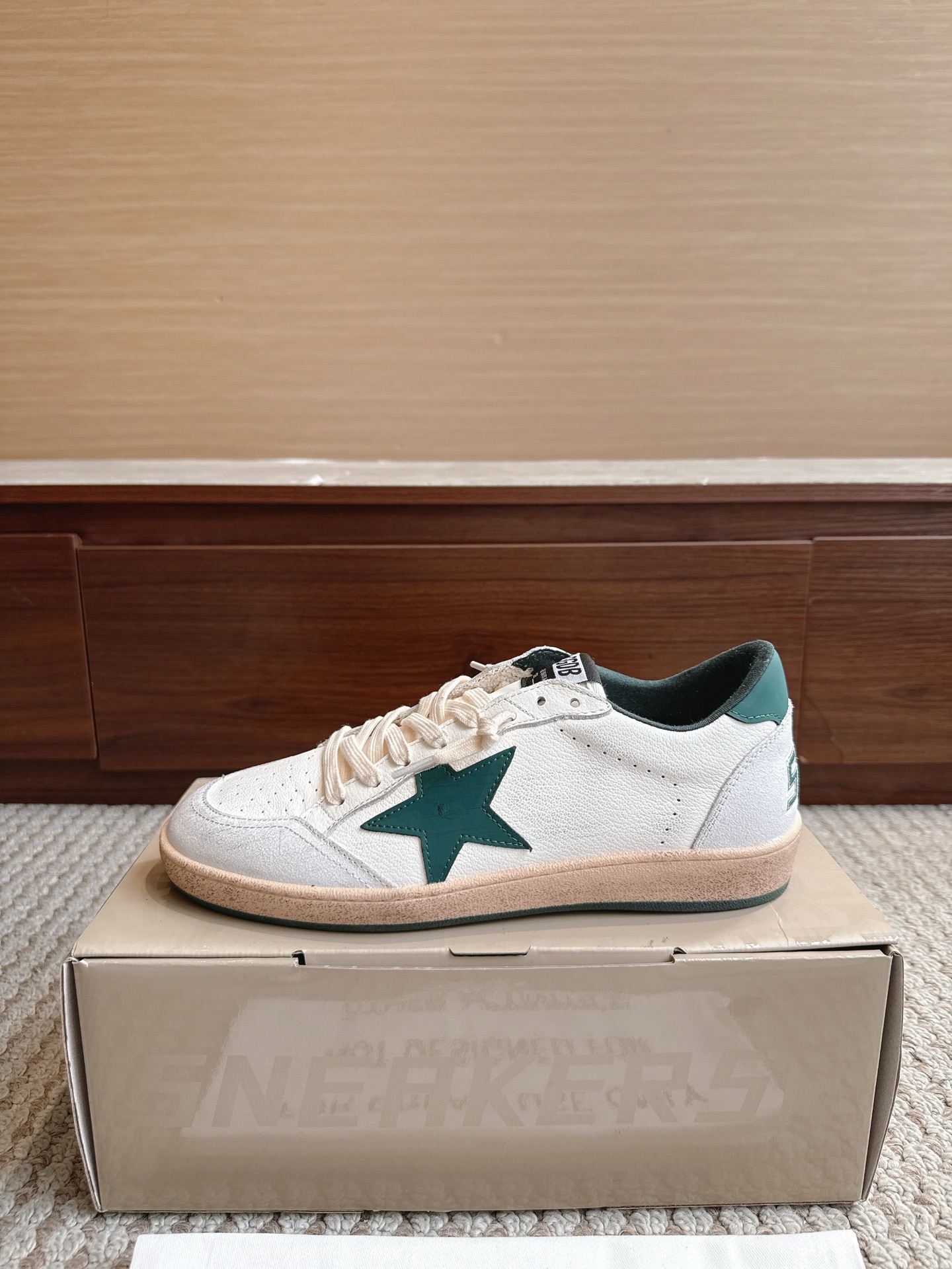 NO:867642,GGDB Golden Goos* 25ss retro style, color 820 green tail green star, size female 35–40 male 39–47 (3947 customized, non-refundable)  The price adopts an old retro style, with deliberate wear marks on the shoe body, showing a unique retro texture. It incorporates the design elements of Dexun shoes and Forrest Gump shoes, combining retro and sports and leisure styles. The style is designed with plush velvet, and the plush material at the shoe mouth increases warmth, making it suitable for autumn and winter. The sole is designed with a thin sole, which is both comfortable and casual.  The star decoration on the side of the shoe is one of its iconic design elements, which increases the recognition of the shoe. It is available in leopard print, black, khaki and other colors. The leopard print model is very fashionable, and black and khaki are more versatile. Casual shoes/sports shoes, sneakers19860909GGDB Golden Goos* 25ss复古做旧风 颜色820绿尾绿星 尺码女35–40男39–47（3947订做不退换） 价格采用做旧复古风格,鞋身带有刻意的磨损痕迹,呈现出独特的复古质感.融入德训鞋、阿甘鞋的设计元素,兼具复古与运动休闲风格.款式采用加绒设计,鞋口处的毛绒材质增加了保暖性,适合秋冬季节穿着.鞋底为薄底设计,兼具舒适性与休闲感. 鞋侧有星星装饰,是其标志性设计元素之一,增加了鞋子的辨识度.有豹纹、黑色、卡其色等多种配色可选,其中豹纹款极具时尚感,黑色和卡其色则更显百搭,休闲鞋/运动鞋,sneakers,Women's Shoes