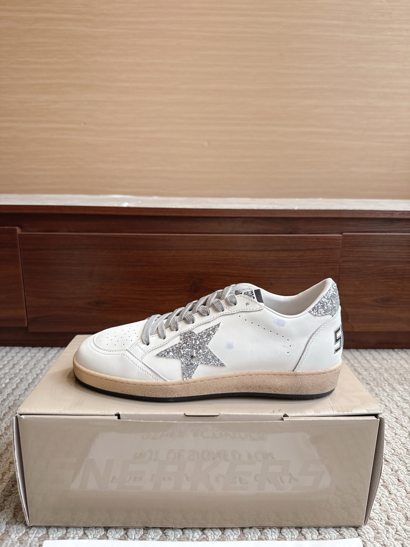 NO:867576,GGDB Golden Goos* 25ss retro style, color 820 silver plaid tail, size female 35–40 male 39–47 (3947 customized, non-refundable)  The price adopts an old retro style, with deliberate wear marks on the shoe body, showing a unique retro texture. It incorporates the design elements of Dexun shoes and Forrest Gump shoes, combining retro and sports and leisure styles. The style is designed with plush velvet, and the plush material at the shoe mouth increases warmth, making it suitable for autumn and winter. The sole is designed with a thin sole, which is both comfortable and casual.  The star decoration on the side of the shoe is one of its iconic design elements, which increases the recognition of the shoe. It is available in leopard print, black, khaki and other colors. The leopard print model is very fashionable, and black and khaki are more versatile. Casual shoes/sports shoes, sneakers19860909GGDB Golden Goos* 25ss复古做旧风 颜色820银格尾 尺码女35–40男39–47（3947订做不退换） 价格采用做旧复古风格,鞋身带有刻意的磨损痕迹,呈现出独特的复古质感.融入德训鞋、阿甘鞋的设计元素,兼具复古与运动休闲风格.款式采用加绒设计,鞋口处的毛绒材质增加了保暖性,适合秋冬季节穿着.鞋底为薄底设计,兼具舒适性与休闲感. 鞋侧有星星装饰,是其标志性设计元素之一,增加了鞋子的辨识度.有豹纹、黑色、卡其色等多种配色可选,其中豹纹款极具时尚感,黑色和卡其色则更显百搭,休闲鞋/运动鞋,sneakers,Women's Shoes