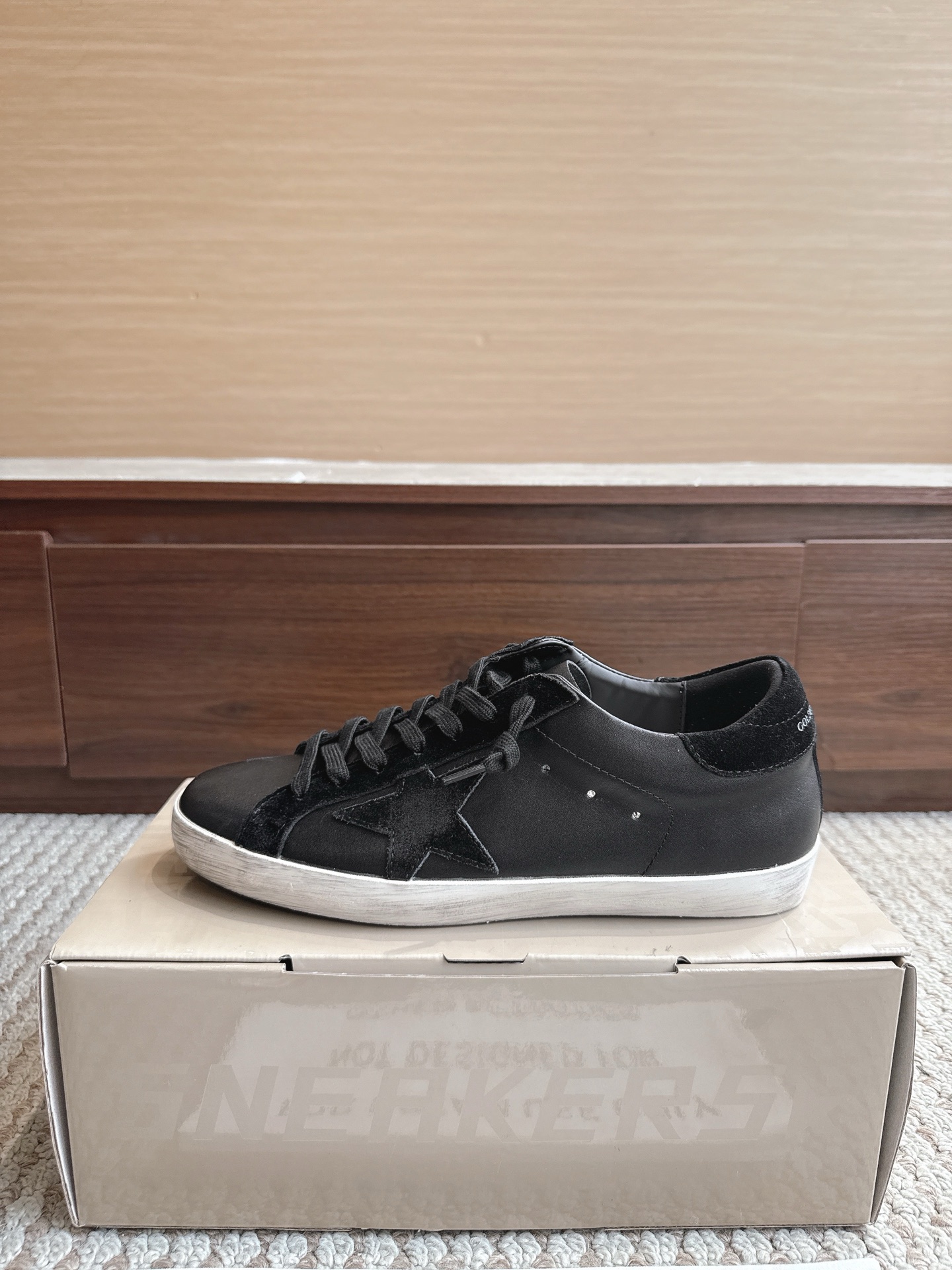 NO:867584,GGDB Golden Goos* 25ss retro style, color 615 black velvet tail, size female 35–40 male 39–47 (3947 customized, non-refundable)  The price adopts an old retro style, with deliberate wear marks on the shoe body, showing a unique retro texture. It incorporates the design elements of Dexun shoes and Forrest Gump shoes, combining retro and sports and leisure styles. The style is designed with plush velvet, and the plush material at the shoe mouth increases warmth, making it suitable for autumn and winter. The sole is designed with a thin sole, which is both comfortable and casual.  The star decoration on the side of the shoe is one of its iconic design elements, which increases the recognition of the shoe. It is available in leopard print, black, khaki and other colors. The leopard print model is very fashionable, and black and khaki are more versatile. Casual shoes/sports shoes, sneakers19860909GGDB Golden Goos* 25ss复古做旧风 颜色615黑绒尾 尺码女35–40男39–47（3947订做不退换） 价格采用做旧复古风格,鞋身带有刻意的磨损痕迹,呈现出独特的复古质感.融入德训鞋、阿甘鞋的设计元素,兼具复古与运动休闲风格.款式采用加绒设计,鞋口处的毛绒材质增加了保暖性,适合秋冬季节穿着.鞋底为薄底设计,兼具舒适性与休闲感. 鞋侧有星星装饰,是其标志性设计元素之一,增加了鞋子的辨识度.有豹纹、黑色、卡其色等多种配色可选,其中豹纹款极具时尚感,黑色和卡其色则更显百搭,休闲鞋/运动鞋,sneakers,Women's Shoes
