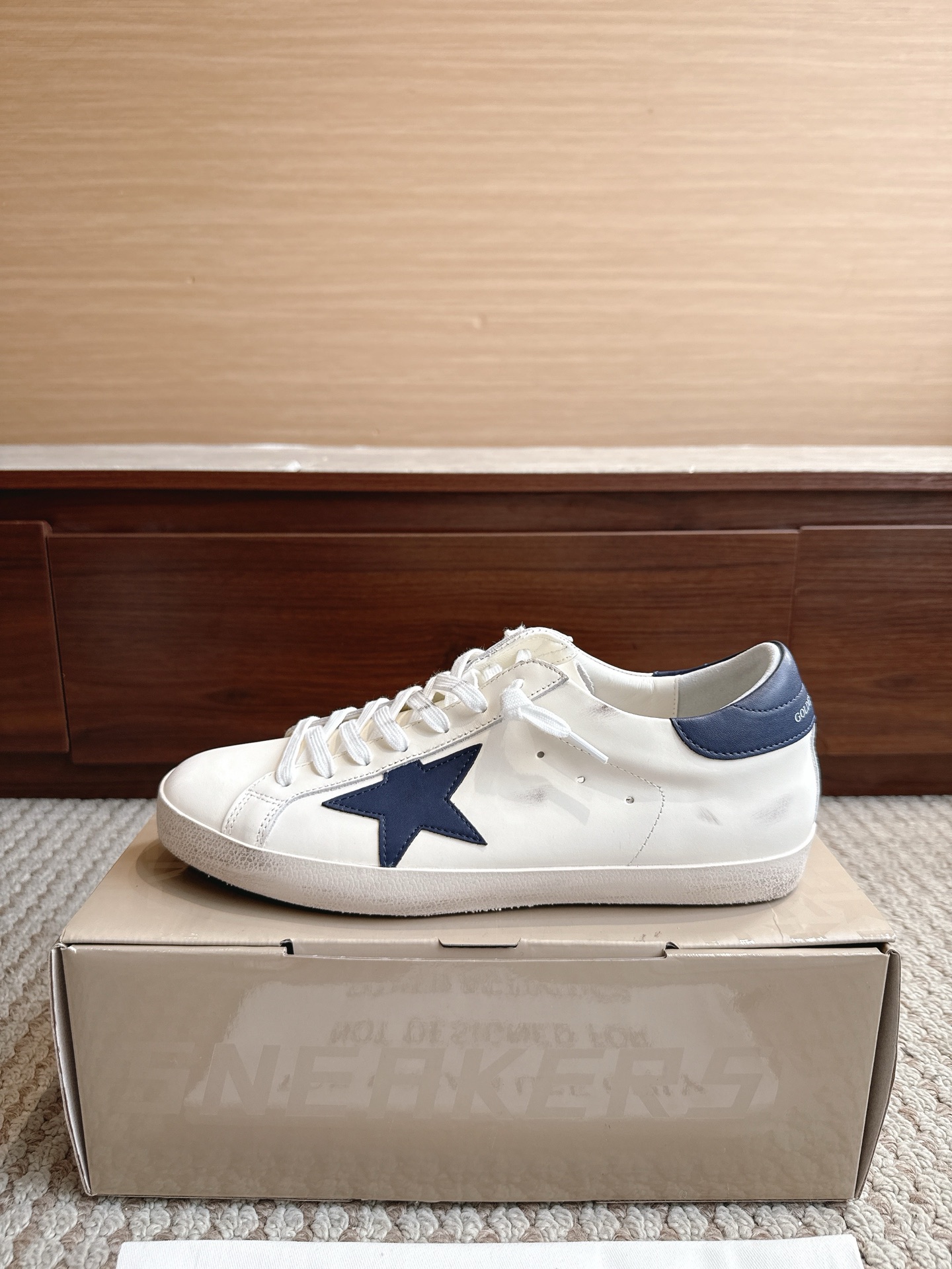 NO:867593,GGDB Golden Goos* 25ss retro style, color 615 dark blue tail, size female 35–40 male 39–47 (3947 customized, non-refundable)  The price adopts an old retro style, with deliberate wear marks on the shoe body, showing a unique retro texture. It incorporates the design elements of Dexun shoes and Forrest Gump shoes, combining retro and sports and leisure styles. The style is designed with plush velvet, and the plush material at the shoe mouth increases warmth, making it suitable for autumn and winter. The sole is designed with a thin sole, which is both comfortable and casual.  The star decoration on the side of the shoe is one of its iconic design elements, which increases the recognition of the shoe. It is available in leopard print, black, khaki and other colors. The leopard print model is very fashionable, and black and khaki are more versatile. Casual shoes/sports shoes, sneakers19860909GGDB Golden Goos* 25ss复古做旧风 颜色615深蓝尾 尺码女35–40男39–47（3947订做不退换） 价格采用做旧复古风格,鞋身带有刻意的磨损痕迹,呈现出独特的复古质感.融入德训鞋、阿甘鞋的设计元素,兼具复古与运动休闲风格.款式采用加绒设计,鞋口处的毛绒材质增加了保暖性,适合秋冬季节穿着.鞋底为薄底设计,兼具舒适性与休闲感. 鞋侧有星星装饰,是其标志性设计元素之一,增加了鞋子的辨识度.有豹纹、黑色、卡其色等多种配色可选,其中豹纹款极具时尚感,黑色和卡其色则更显百搭,休闲鞋/运动鞋,sneakers,Women's Shoes