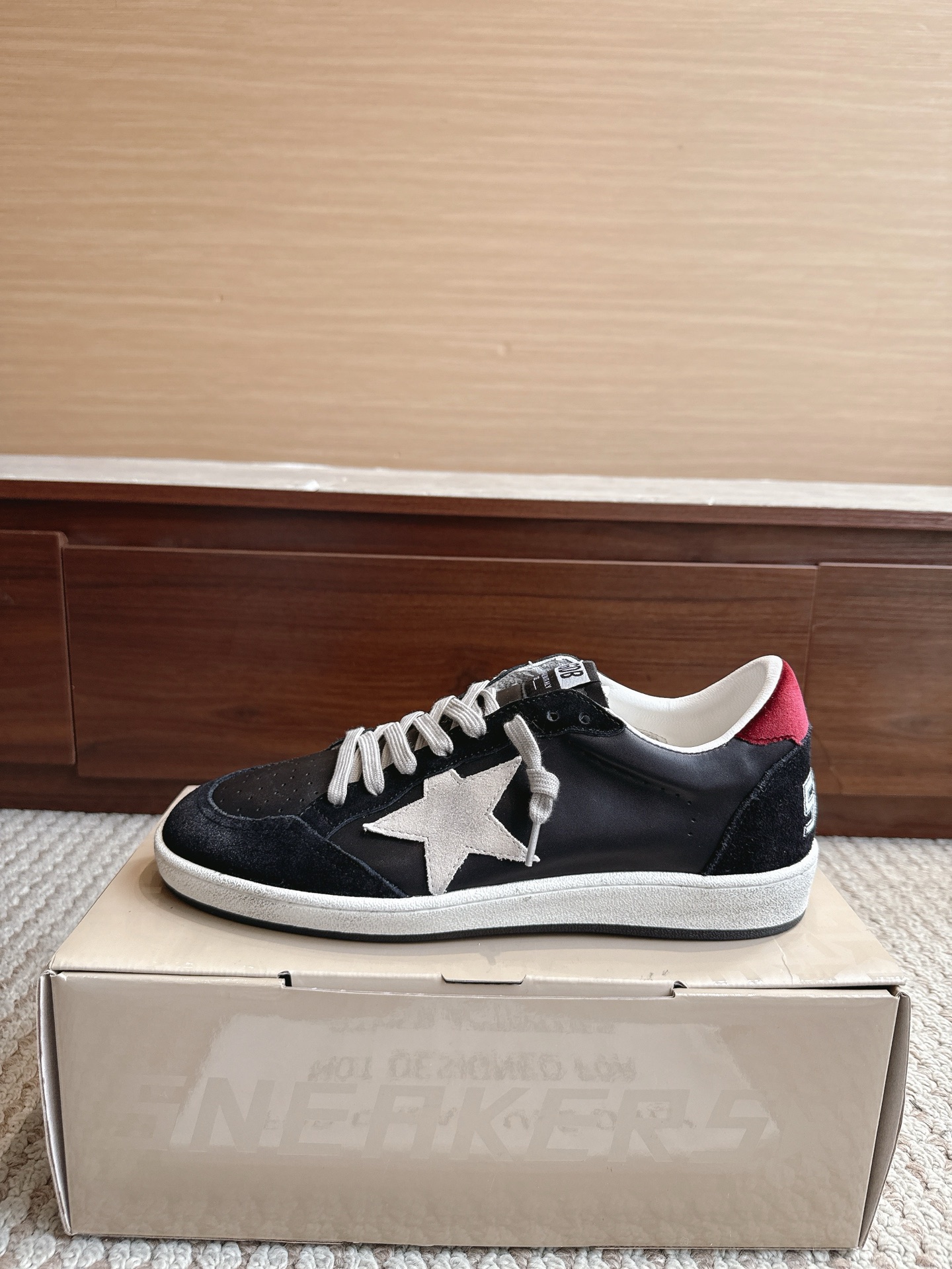 NO:867601,GGDB Golden Goos* 25ss retro style, color 820 red velvet tail, size female 35–40 male 39–47 (3947 customized, non-refundable)  The price adopts an old retro style, with deliberate wear marks on the shoe body, showing a unique retro texture. It incorporates the design elements of Dexun shoes and Forrest Gump shoes, combining retro and sports and leisure styles. The style is designed with plush velvet, and the plush material at the shoe mouth increases warmth, making it suitable for autumn and winter. The sole is designed with a thin sole, which is both comfortable and casual.  The star decoration on the side of the shoe is one of its iconic design elements, which increases the recognition of the shoe. It is available in leopard print, black, khaki and other colors. The leopard print model is very fashionable, and black and khaki are more versatile. Casual shoes/sports shoes, sneakers19860909GGDB Golden Goos* 25ss复古做旧风 颜色820红丝绒尾 尺码女35–40男39–47（3947订做不退换） 价格采用做旧复古风格,鞋身带有刻意的磨损痕迹,呈现出独特的复古质感.融入德训鞋、阿甘鞋的设计元素,兼具复古与运动休闲风格.款式采用加绒设计,鞋口处的毛绒材质增加了保暖性,适合秋冬季节穿着.鞋底为薄底设计,兼具舒适性与休闲感. 鞋侧有星星装饰,是其标志性设计元素之一,增加了鞋子的辨识度.有豹纹、黑色、卡其色等多种配色可选,其中豹纹款极具时尚感,黑色和卡其色则更显百搭,休闲鞋/运动鞋,sneakers,Women's Shoes
