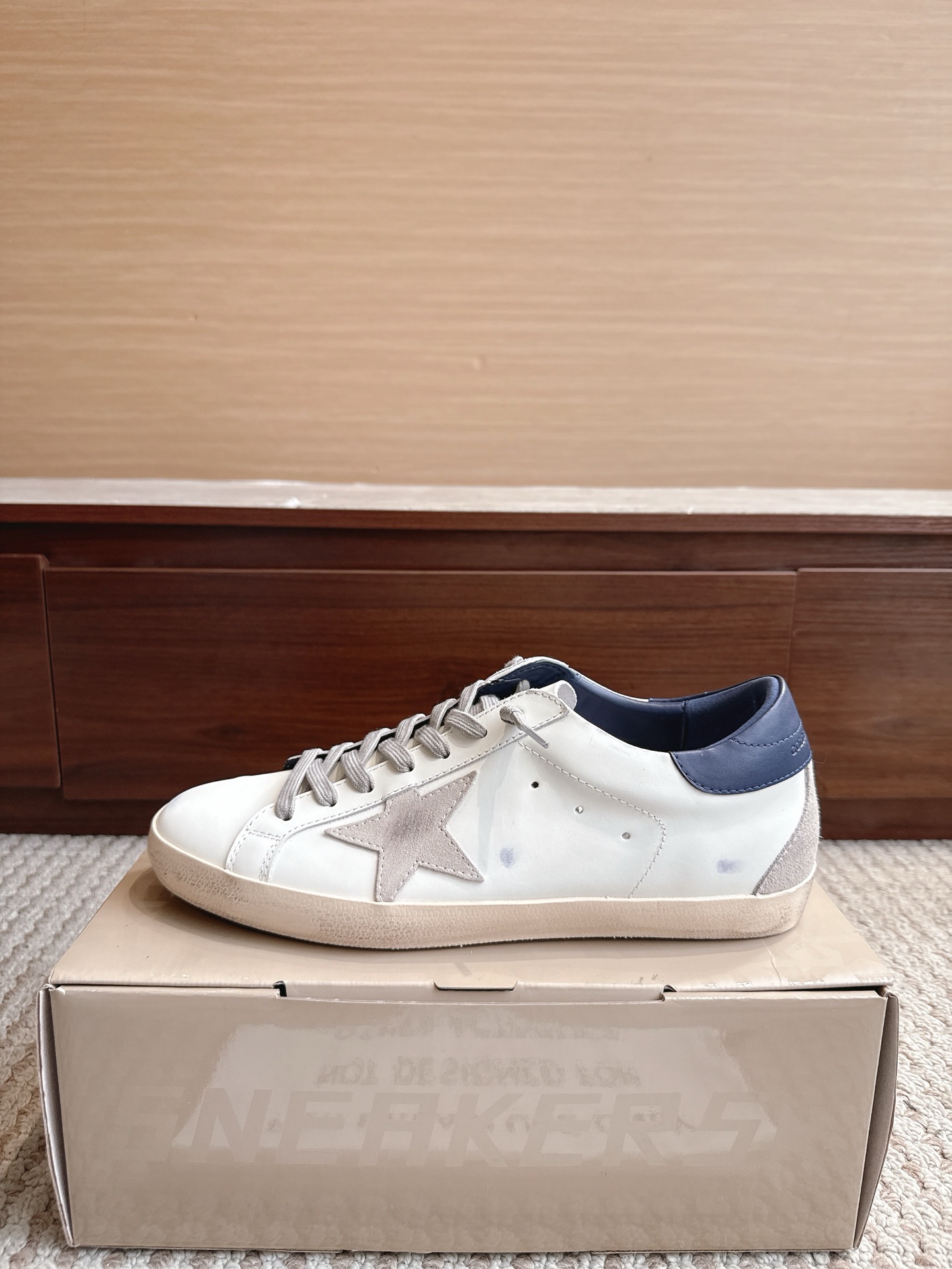 NO:867607,GGDB Golden Goos* 25ss retro style, color 615 dark blue tail, size female 35–40 male 39–47 (3947 customized, non-refundable)  The price adopts an old retro style, with deliberate wear marks on the shoe body, showing a unique retro texture. It incorporates the design elements of Dexun shoes and Forrest Gump shoes, combining retro and sports and leisure styles. The style is designed with plush velvet, and the plush material at the shoe mouth increases warmth, making it suitable for autumn and winter. The sole is designed with a thin sole, which is both comfortable and casual.  The star decoration on the side of the shoe is one of its iconic design elements, which increases the recognition of the shoe. It is available in leopard print, black, khaki and other colors. The leopard print model is very fashionable, and black and khaki are more versatile. Casual shoes/sports shoes, sneakers19860909GGDB Golden Goos* 25ss复古做旧风 颜色615深蓝尾 尺码女35–40男39–47（3947订做不退换） 价格采用做旧复古风格,鞋身带有刻意的磨损痕迹,呈现出独特的复古质感.融入德训鞋、阿甘鞋的设计元素,兼具复古与运动休闲风格.款式采用加绒设计,鞋口处的毛绒材质增加了保暖性,适合秋冬季节穿着.鞋底为薄底设计,兼具舒适性与休闲感. 鞋侧有星星装饰,是其标志性设计元素之一,增加了鞋子的辨识度.有豹纹、黑色、卡其色等多种配色可选,其中豹纹款极具时尚感,黑色和卡其色则更显百搭,休闲鞋/运动鞋,sneakers,Women's Shoes