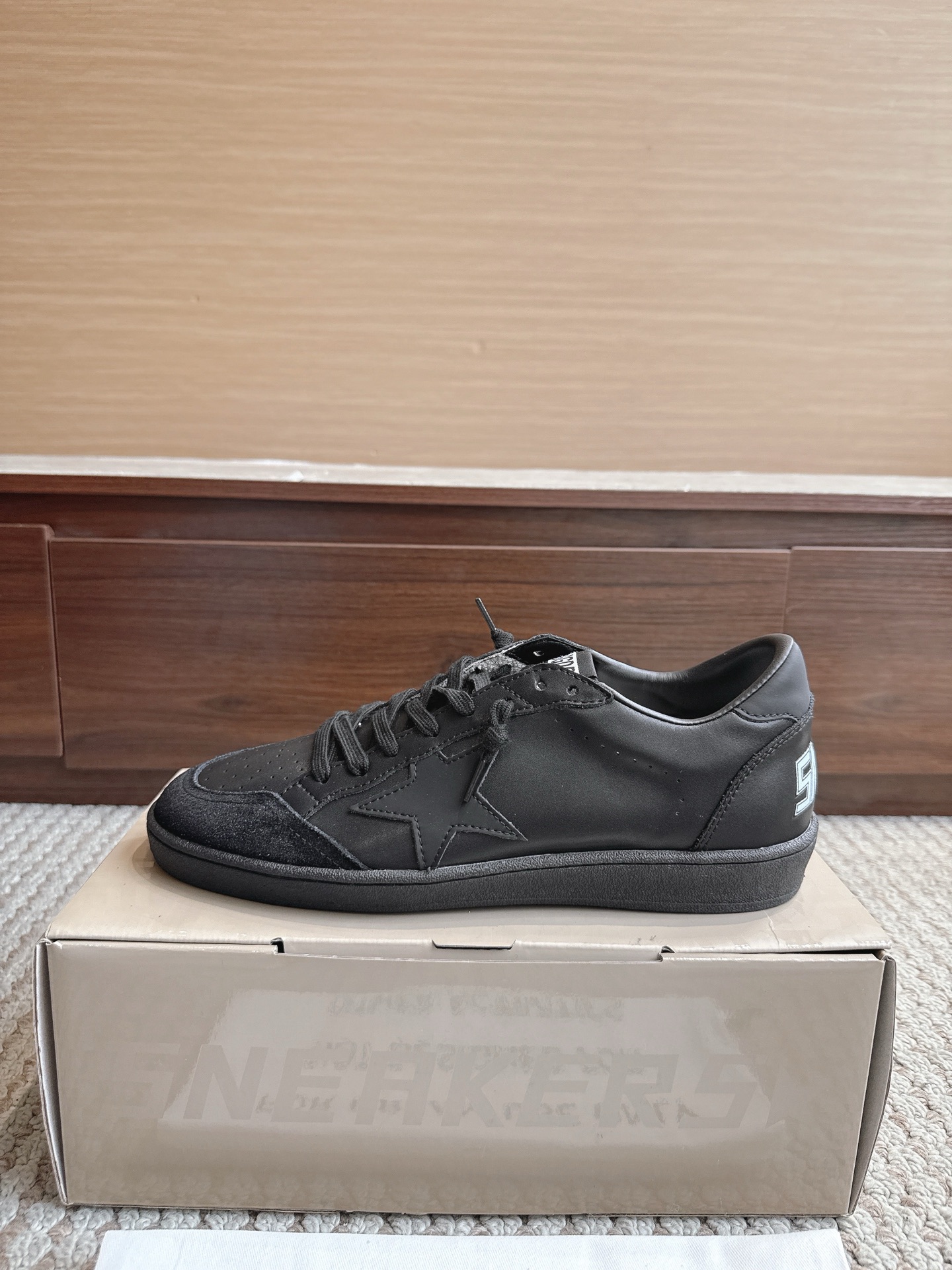 NO:867614,GGDB Golden Goos* 25ss retro style, color 820 all black, size female 35–40 male 39–47 (3947 customized, non-refundable)  The price adopts an old retro style, with deliberate wear marks on the shoe body, showing a unique retro texture. It incorporates the design elements of Dexun shoes and Forrest Gump shoes, combining retro and sports and leisure styles. The style is designed with plush velvet, and the plush material at the shoe mouth increases warmth, making it suitable for autumn and winter. The sole is designed with a thin sole, which is both comfortable and casual.  The star decoration on the side of the shoe is one of its iconic design elements, which increases the recognition of the shoe. It is available in leopard print, black, khaki and other colors. The leopard print model is very fashionable, and black and khaki are more versatile. Casual shoes/sports shoes, sneakers19860909GGDB Golden Goos* 25ss复古做旧风 颜色820全黑 尺码女35–40男39–47（3947订做不退换） 价格采用做旧复古风格,鞋身带有刻意的磨损痕迹,呈现出独特的复古质感.融入德训鞋、阿甘鞋的设计元素,兼具复古与运动休闲风格.款式采用加绒设计,鞋口处的毛绒材质增加了保暖性,适合秋冬季节穿着.鞋底为薄底设计,兼具舒适性与休闲感. 鞋侧有星星装饰,是其标志性设计元素之一,增加了鞋子的辨识度.有豹纹、黑色、卡其色等多种配色可选,其中豹纹款极具时尚感,黑色和卡其色则更显百搭,休闲鞋/运动鞋,sneakers,Women's Shoes