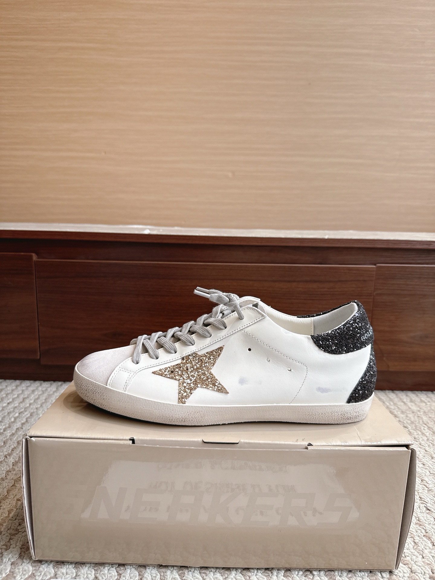 NO:867622,GGDB Golden Goos* 25ss retro style, color 615 black gold star, size female 35–40 male 39–47 (3947 custom-made, non-refundable)  The price adopts an old retro style, with deliberate wear marks on the shoe body, showing a unique retro texture. It incorporates the design elements of Dexun shoes and Forrest Gump shoes, combining retro and sports and leisure styles. The style is designed with plush velvet, and the plush material at the shoe mouth increases warmth, making it suitable for autumn and winter. The sole is designed with a thin sole, which is both comfortable and casual.  The star decoration on the side of the shoe is one of its iconic design elements, which increases the recognition of the shoe. It is available in leopard print, black, khaki and other colors. The leopard print model is very fashionable, and black and khaki are more versatile. Casual shoes/sports shoes, sneakers19860909GGDB Golden Goos* 25ss复古做旧风 颜色615黑格金星 尺码女35–40男39–47（3947订做不退换） 价格采用做旧复古风格,鞋身带有刻意的磨损痕迹,呈现出独特的复古质感.融入德训鞋、阿甘鞋的设计元素,兼具复古与运动休闲风格.款式采用加绒设计,鞋口处的毛绒材质增加了保暖性,适合秋冬季节穿着.鞋底为薄底设计,兼具舒适性与休闲感. 鞋侧有星星装饰,是其标志性设计元素之一,增加了鞋子的辨识度.有豹纹、黑色、卡其色等多种配色可选,其中豹纹款极具时尚感,黑色和卡其色则更显百搭,休闲鞋/运动鞋,sneakers,Women's Shoes