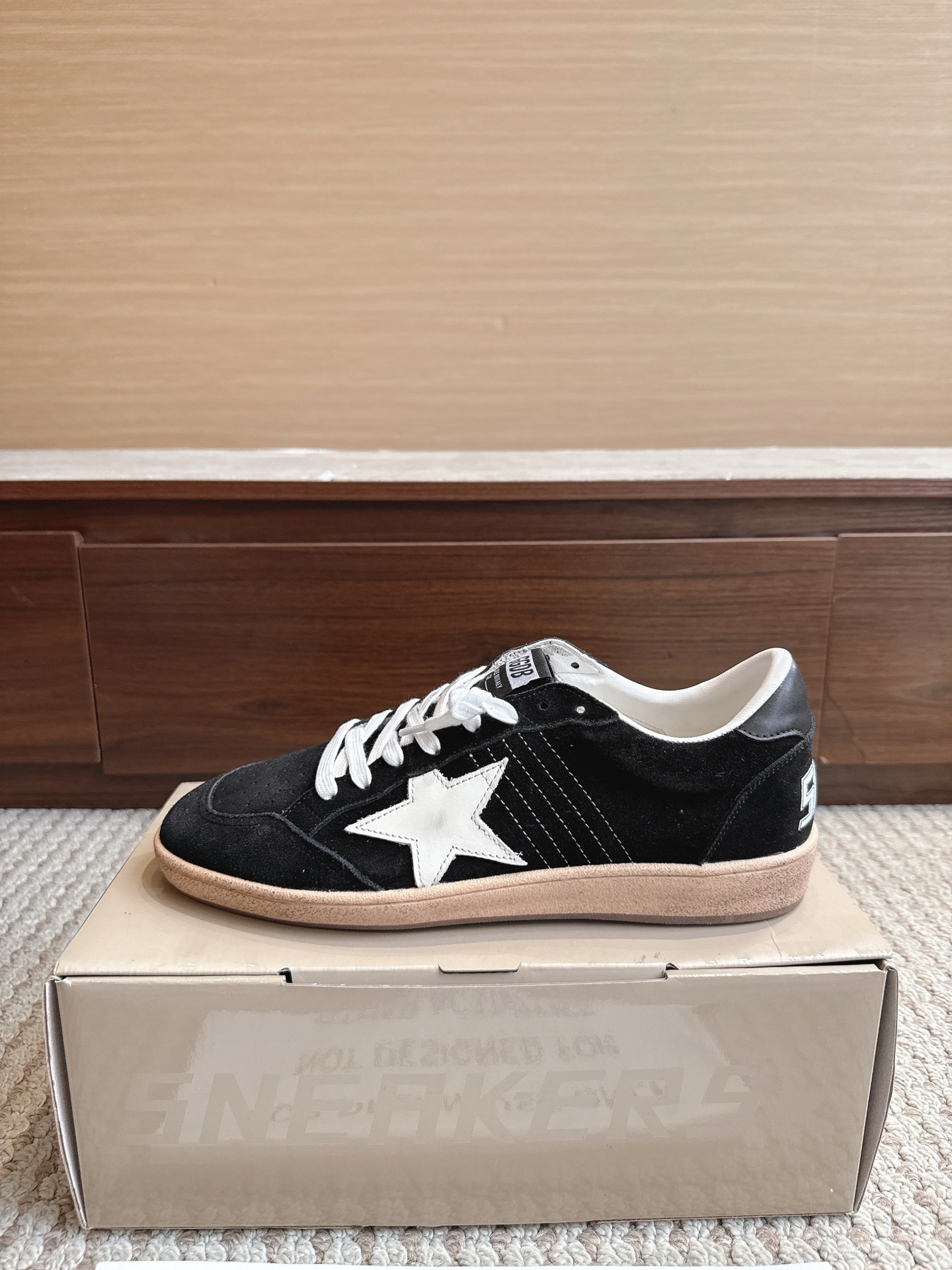 NO:867630,GGDB Golden Goos* 25ss retro style, color 820 black velvet white star, size female 35–40 male 39–47 (3947 custom-made, non-refundable)  The price adopts an old retro style, with deliberate wear marks on the shoe body, showing a unique retro texture. It incorporates the design elements of Dexun shoes and Forrest Gump shoes, combining retro and sports and leisure styles. The style is designed with plush velvet, and the plush material at the shoe mouth increases warmth, making it suitable for autumn and winter. The sole is designed with a thin sole, which is both comfortable and casual.  The star decoration on the side of the shoe is one of its iconic design elements, which increases the recognition of the shoe. It is available in leopard print, black, khaki and other colors. The leopard print model is very fashionable, and black and khaki are more versatile. Casual shoes/sports shoes, sneakers19860909GGDB Golden Goos* 25ss复古做旧风 颜色820黑牛绒白星 尺码女35–40男39–47（3947订做不退换） 价格采用做旧复古风格,鞋身带有刻意的磨损痕迹,呈现出独特的复古质感.融入德训鞋、阿甘鞋的设计元素,兼具复古与运动休闲风格.款式采用加绒设计,鞋口处的毛绒材质增加了保暖性,适合秋冬季节穿着.鞋底为薄底设计,兼具舒适性与休闲感. 鞋侧有星星装饰,是其标志性设计元素之一,增加了鞋子的辨识度.有豹纹、黑色、卡其色等多种配色可选,其中豹纹款极具时尚感,黑色和卡其色则更显百搭,休闲鞋/运动鞋,sneakers,Women's Shoes