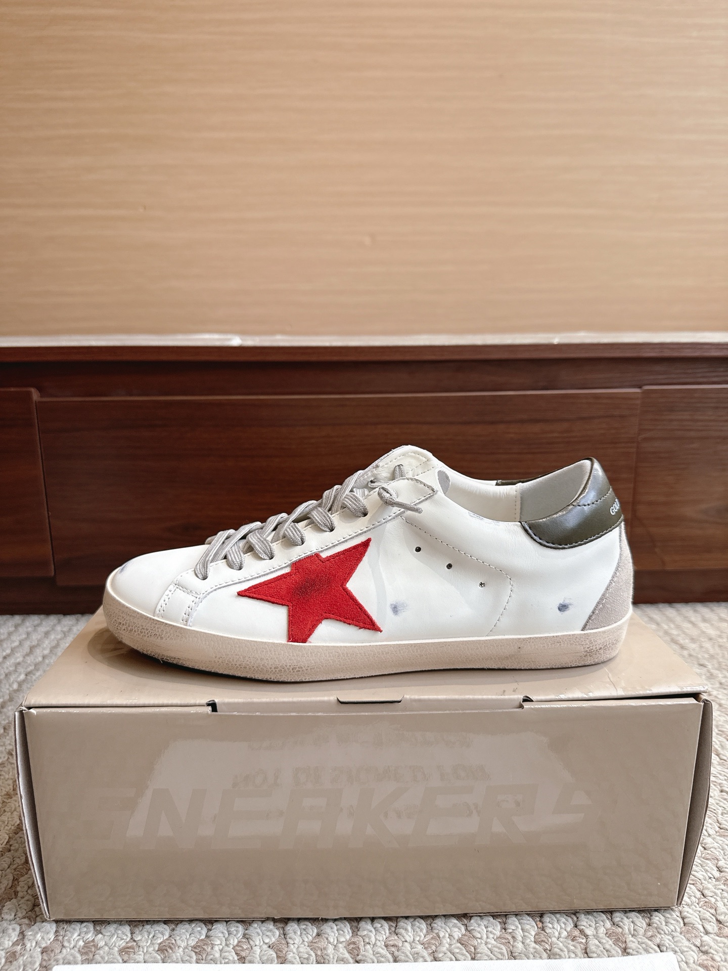 NO:867640,GGDB Golden Goos* 25ss retro style, color 615 dark green tail red star, size female 35–40 male 39–47 (3947 customized, non-refundable)  The price adopts an old retro style, with deliberate wear marks on the shoe body, showing a unique retro texture. It incorporates the design elements of Dexun shoes and Forrest Gump shoes, combining retro and sports and leisure styles. The style is designed with plush velvet, and the plush material at the shoe mouth increases warmth, making it suitable for autumn and winter. The sole is designed with a thin sole, which is both comfortable and casual.  The star decoration on the side of the shoe is one of its iconic design elements, which increases the recognition of the shoe. It is available in leopard print, black, khaki and other colors. The leopard print model is very fashionable, and black and khaki are more versatile. Casual shoes/sports shoes, sneakers19860909GGDB Golden Goos* 25ss复古做旧风 颜色615墨绿尾红星 尺码女35–40男39–47（3947订做不退换） 价格采用做旧复古风格,鞋身带有刻意的磨损痕迹,呈现出独特的复古质感.融入德训鞋、阿甘鞋的设计元素,兼具复古与运动休闲风格.款式采用加绒设计,鞋口处的毛绒材质增加了保暖性,适合秋冬季节穿着.鞋底为薄底设计,兼具舒适性与休闲感. 鞋侧有星星装饰,是其标志性设计元素之一,增加了鞋子的辨识度.有豹纹、黑色、卡其色等多种配色可选,其中豹纹款极具时尚感,黑色和卡其色则更显百搭,休闲鞋/运动鞋,sneakers,Women's Shoes