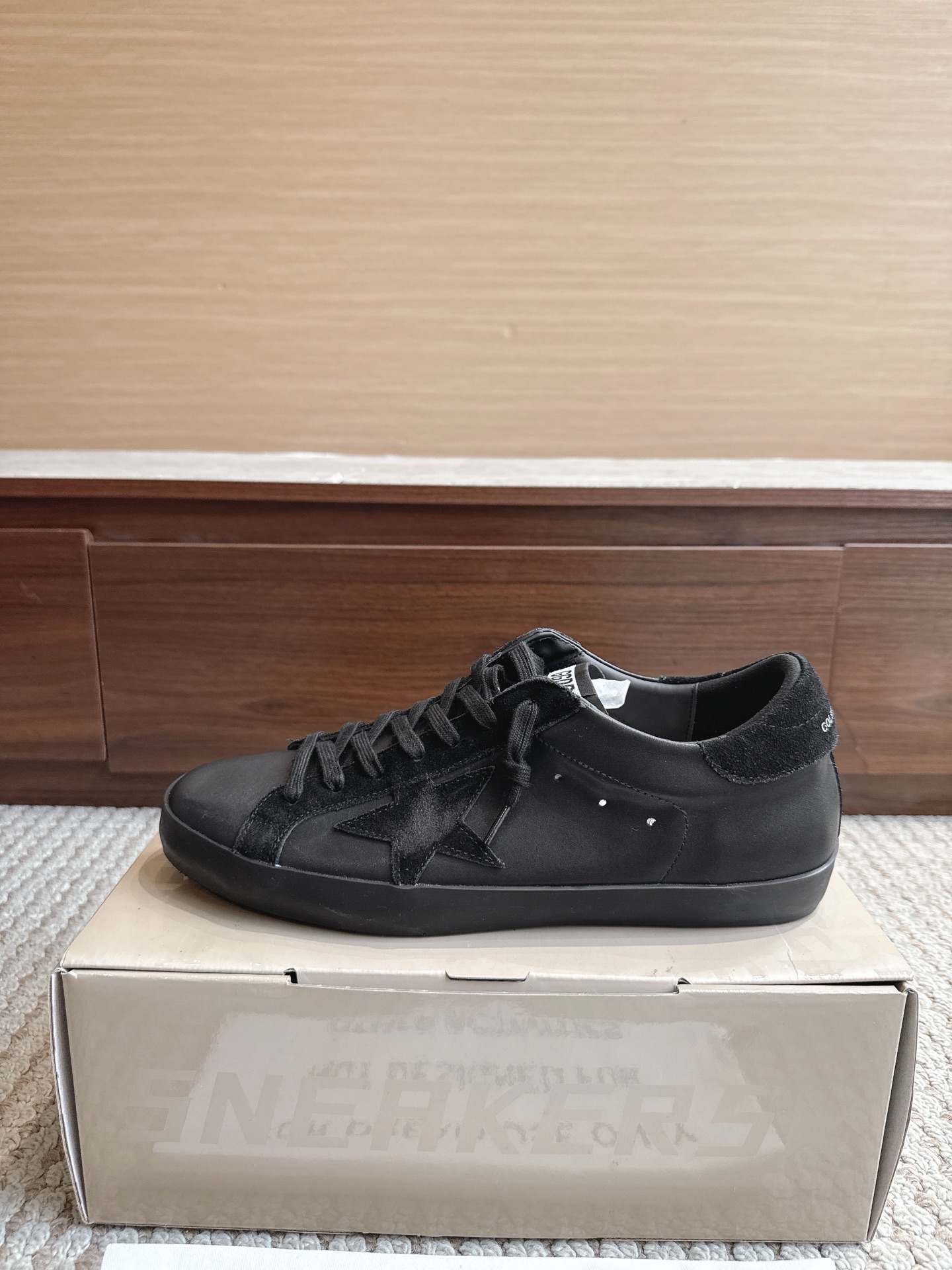 NO:867651,GGDB Golden Goos* 25ss retro style, color 615 all black, size female 35–40 male 39–47 (3947 customized, non-refundable)  The price adopts an old retro style, with deliberate wear marks on the shoe body, showing a unique retro texture. It incorporates the design elements of Dexun shoes and Forrest Gump shoes, combining retro and sports and leisure styles. The style is designed with plush velvet, and the plush material at the shoe mouth increases warmth, making it suitable for autumn and winter. The sole is designed with a thin sole, which is both comfortable and casual.  The star decoration on the side of the shoe is one of its iconic design elements, which increases the recognition of the shoe. It is available in leopard print, black, khaki and other colors. The leopard print model is very fashionable, and black and khaki are more versatile. Casual shoes/sports shoes, sneakers19860909GGDB Golden Goos* 25ss复古做旧风 颜色615全黑 尺码女35–40男39–47（3947订做不退换） 价格采用做旧复古风格,鞋身带有刻意的磨损痕迹,呈现出独特的复古质感.融入德训鞋、阿甘鞋的设计元素,兼具复古与运动休闲风格.款式采用加绒设计,鞋口处的毛绒材质增加了保暖性,适合秋冬季节穿着.鞋底为薄底设计,兼具舒适性与休闲感. 鞋侧有星星装饰,是其标志性设计元素之一,增加了鞋子的辨识度.有豹纹、黑色、卡其色等多种配色可选,其中豹纹款极具时尚感,黑色和卡其色则更显百搭,休闲鞋/运动鞋,sneakers,Women's Shoes