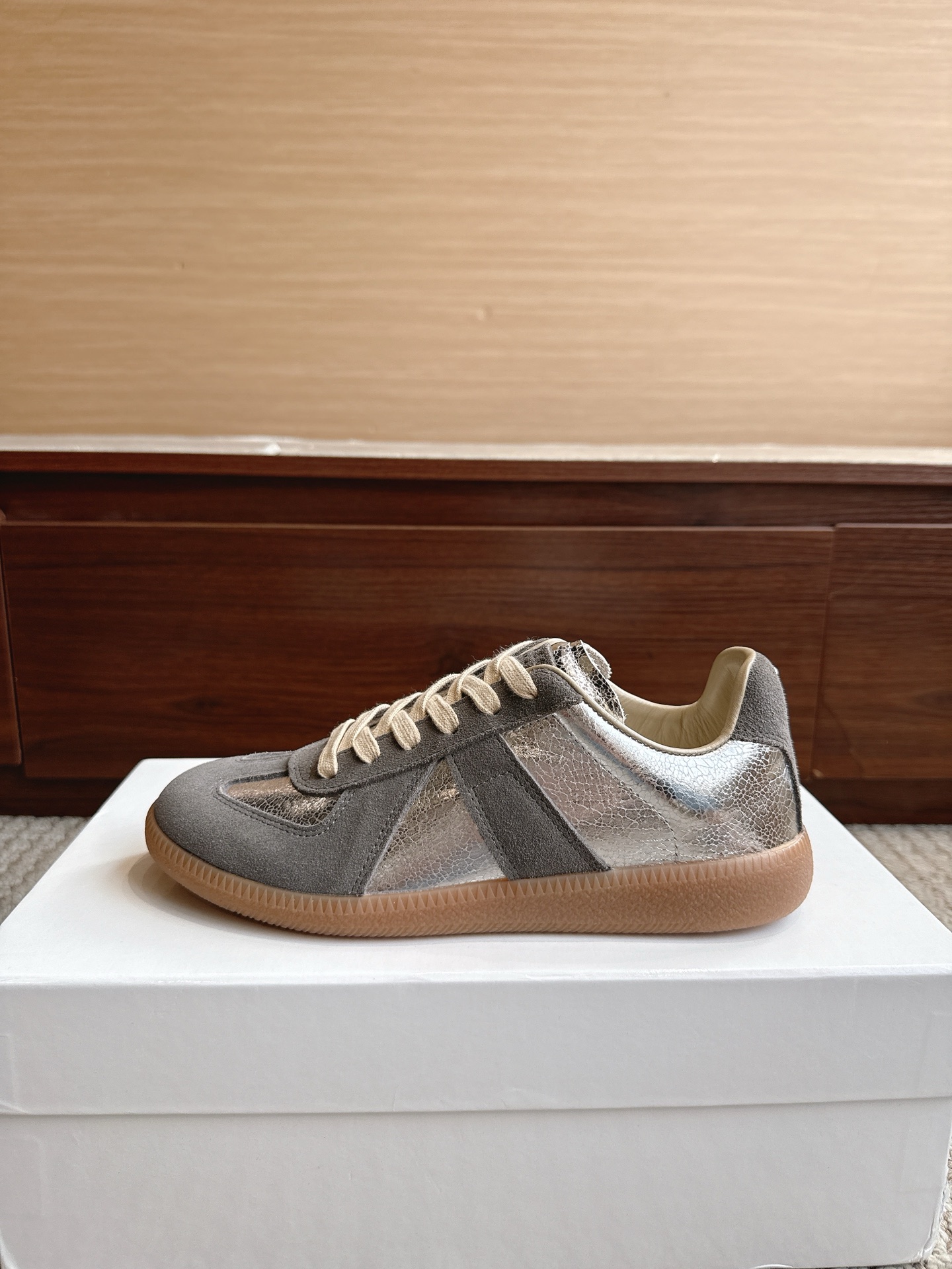 NO:867579,Purchasing agent level Maison Margiela, color, small silver pattern, price, men's and women's sizes 35-47 (4647 custom made, non-refundable and non-exchangeable) MaisonMargiela  MM6 Dexun casual shoes are a genius designer brand. An affordable luxury brand, they are versatile and comfortable. This German training shoe continues the classic T-shaped leather splicing design. It has been carefully improved by the design team many times, just to make you feel comfortable.  Experience the most original military flavor. The soft and delicate characteristics of the first-layer cowhide combined with the texture of suede cowhide make it not only super soft and comfortable, but also maintain good breathability. Comfort and texture go hand in hand, making it easy to wear with any combination in all seasons.  Fabric imported cowhide leather lining, casual shoes/sports shoes, masion margiela, masion margiela, sneakers, cowhide19860909代购级别马吉拉 颜色小银纹 价格男女码35—47（4647订做不退不换） MaisonMargiela MM6德训休闲鞋鬼才设计师品牌,一个轻奢品牌上脚很百搭哦,也很随脚舒适,这一款德国训练鞋延续了经典的T形真皮拼接设计,经过设计团队多次的精心改良,只为让您体验最原始的军旅味道,头层牛皮柔软细腻的特点与牛反绒牛皮的质感相结合使其既有超高的柔软舒适度,又同时保持不错的透气性能舒适与质感并行,轻松驾驭四季穿着任何搭配. 面料进口牛皮 内里牛皮,休闲鞋/运动鞋,masion margiela,masion margiela,sneakers,cowhide,Women's Shoes