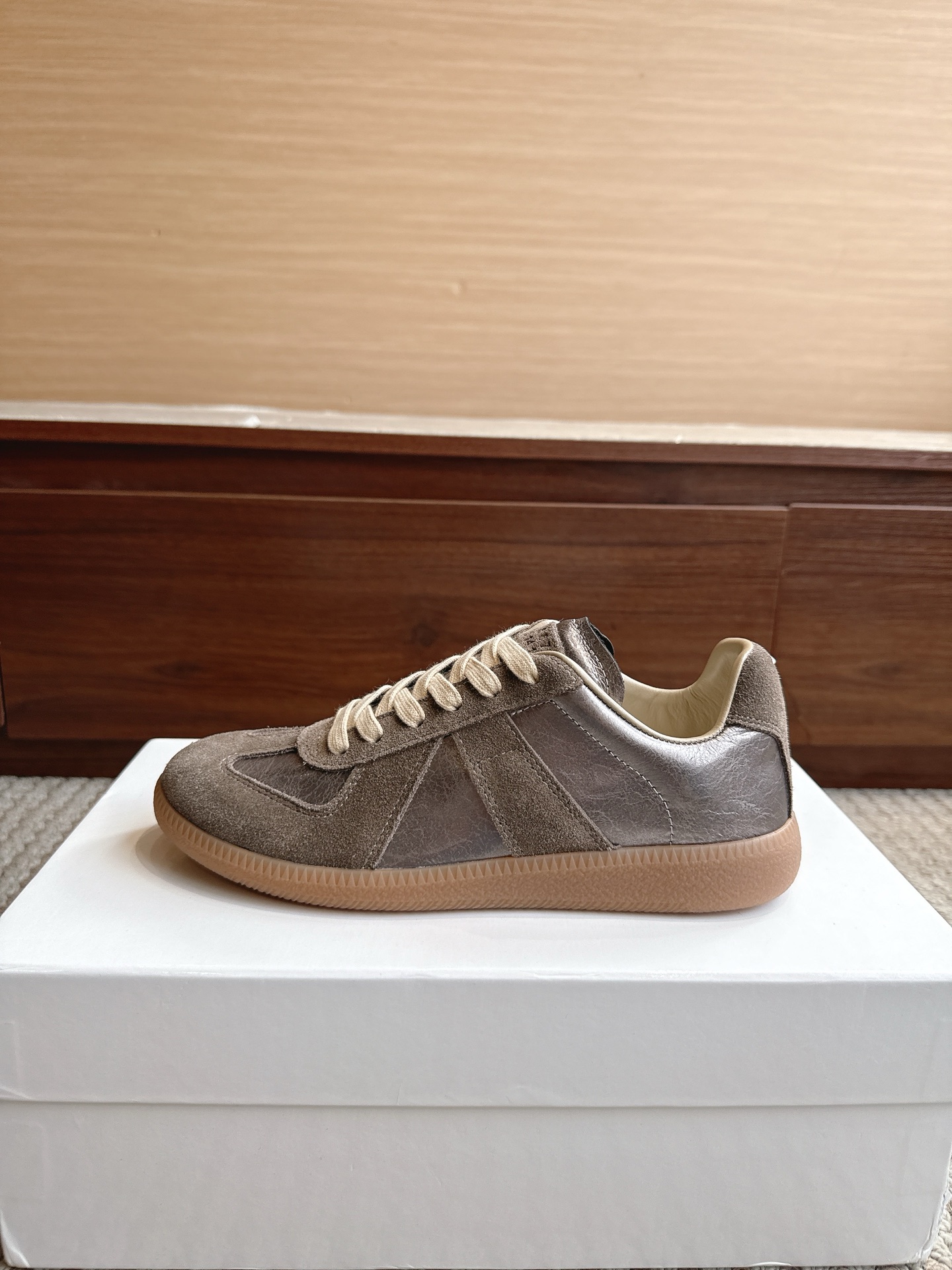 NO:867587,Purchasing agent level Maison Margiela Color Gunmetal Price Men's and women's sizes 35-47 (4647 custom-made, non-refundable and non-exchangeable) MaisonMargiela  MM6 Dexun casual shoes are a genius designer brand. An affordable luxury brand, they are versatile and comfortable. This German training shoe continues the classic T-shaped leather splicing design. It has been carefully improved by the design team many times, just to make you feel comfortable.  Experience the most original military flavor. The soft and delicate characteristics of the first-layer cowhide combined with the texture of suede cowhide make it not only super soft and comfortable, but also maintain good breathability. Comfort and texture go hand in hand, making it easy to wear with any combination in all seasons.  Fabric imported cowhide leather lining, casual shoes/sports shoes, masion margiela, masion margiela, sneakers, cowhide19860909代购级别马吉拉 颜色枪色 价格男女码35—47（4647订做不退不换） MaisonMargiela MM6德训休闲鞋鬼才设计师品牌,一个轻奢品牌上脚很百搭哦,也很随脚舒适,这一款德国训练鞋延续了经典的T形真皮拼接设计,经过设计团队多次的精心改良,只为让您体验最原始的军旅味道,头层牛皮柔软细腻的特点与牛反绒牛皮的质感相结合使其既有超高的柔软舒适度,又同时保持不错的透气性能舒适与质感并行,轻松驾驭四季穿着任何搭配. 面料进口牛皮 内里牛皮,休闲鞋/运动鞋,masion margiela,masion margiela,sneakers,cowhide,Women's Shoes