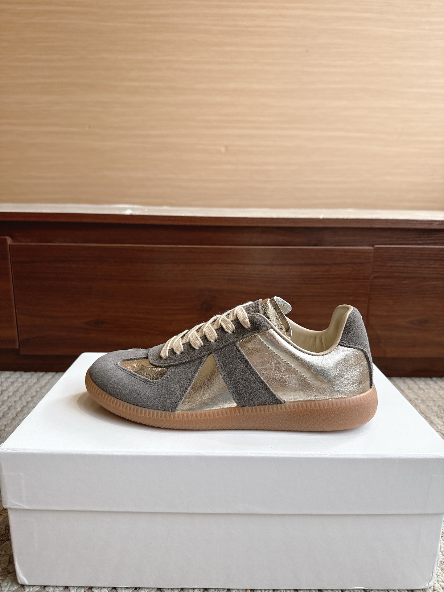 NO:867595,Purchasing agent level Maison Margiela. Color is light gold. Price is men's and women's sizes 35-47 (4647 custom-made, non-refundable and non-exchangeable).  MM6 Dexun casual shoes are a genius designer brand. An affordable luxury brand, they are versatile and comfortable. This German training shoe continues the classic T-shaped leather splicing design. It has been carefully improved by the design team many times, just to make you feel comfortable.  Experience the most original military flavor. The soft and delicate characteristics of the first-layer cowhide combined with the texture of suede cowhide make it not only super soft and comfortable, but also maintain good breathability. Comfort and texture go hand in hand, making it easy to wear with any combination in all seasons.  Fabric imported cowhide leather lining, casual shoes/sports shoes, masion margiela, masion margiela, sneakers, cowhide19860909代购级别马吉拉 颜色浅金色 价格男女码35—47（4647订做不退不换） MaisonMargiela MM6德训休闲鞋鬼才设计师品牌,一个轻奢品牌上脚很百搭哦,也很随脚舒适,这一款德国训练鞋延续了经典的T形真皮拼接设计,经过设计团队多次的精心改良,只为让您体验最原始的军旅味道,头层牛皮柔软细腻的特点与牛反绒牛皮的质感相结合使其既有超高的柔软舒适度,又同时保持不错的透气性能舒适与质感并行,轻松驾驭四季穿着任何搭配. 面料进口牛皮 内里牛皮,休闲鞋/运动鞋,masion margiela,masion margiela,sneakers,cowhide,Women's Shoes