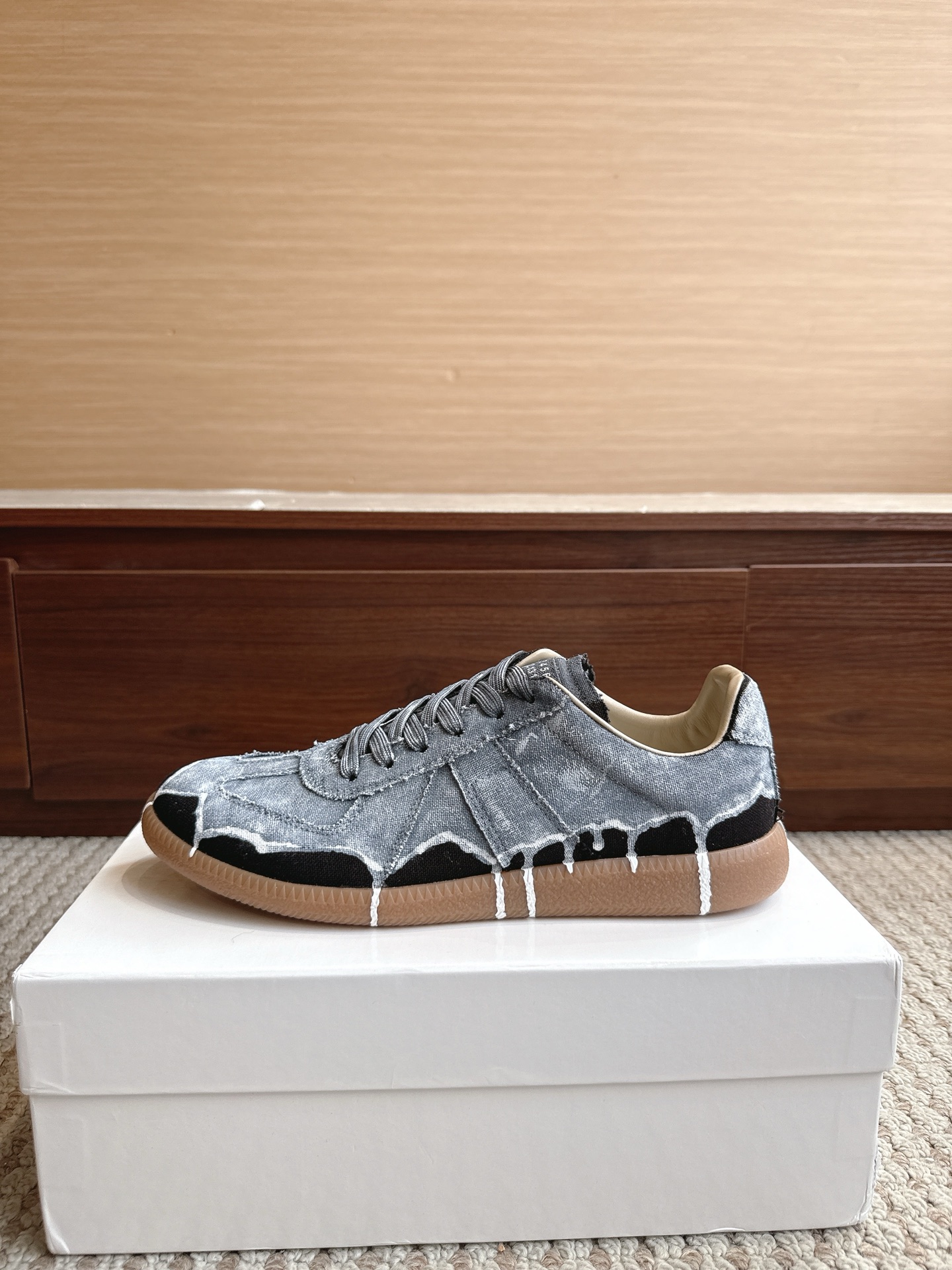 NO:867603,Purchasing agent level Maison Margiela, color is classic black and splash ink, price is men’s and women’s sizes 35-47 (4647 is custom-made, non-refundable and non-exchangeable), women’s size is non-returnable and non-exchangeable, MaisonMargiela  MM6 Dexun casual shoes are a genius designer brand. An affordable luxury brand, they are versatile and comfortable. This German training shoe continues the classic T-shaped leather splicing design. It has been carefully improved by the design team many times, just to make you feel comfortable.  Experience the most original military flavor. The soft and delicate characteristics of the first-layer cowhide combined with the texture of suede cowhide make it not only super soft and comfortable, but also maintain good breathability. Comfort and texture go hand in hand, making it easy to wear with any combination in all seasons.  Fabric imported cowhide leather lining, casual shoes/sports shoes, masion margiela, masion margiela, sneakers, cowhide19860909代购级别马吉拉 颜色金典黑泼墨 价格男女码35—47（4647订做不退不换） 女码不退不换 MaisonMargiela MM6德训休闲鞋鬼才设计师品牌,一个轻奢品牌上脚很百搭哦,也很随脚舒适,这一款德国训练鞋延续了经典的T形真皮拼接设计,经过设计团队多次的精心改良,只为让您体验最原始的军旅味道,头层牛皮柔软细腻的特点与牛反绒牛皮的质感相结合使其既有超高的柔软舒适度,又同时保持不错的透气性能舒适与质感并行,轻松驾驭四季穿着任何搭配. 面料进口牛皮 内里牛皮,休闲鞋/运动鞋,masion margiela,masion margiela,sneakers,cowhide,Women's Shoes