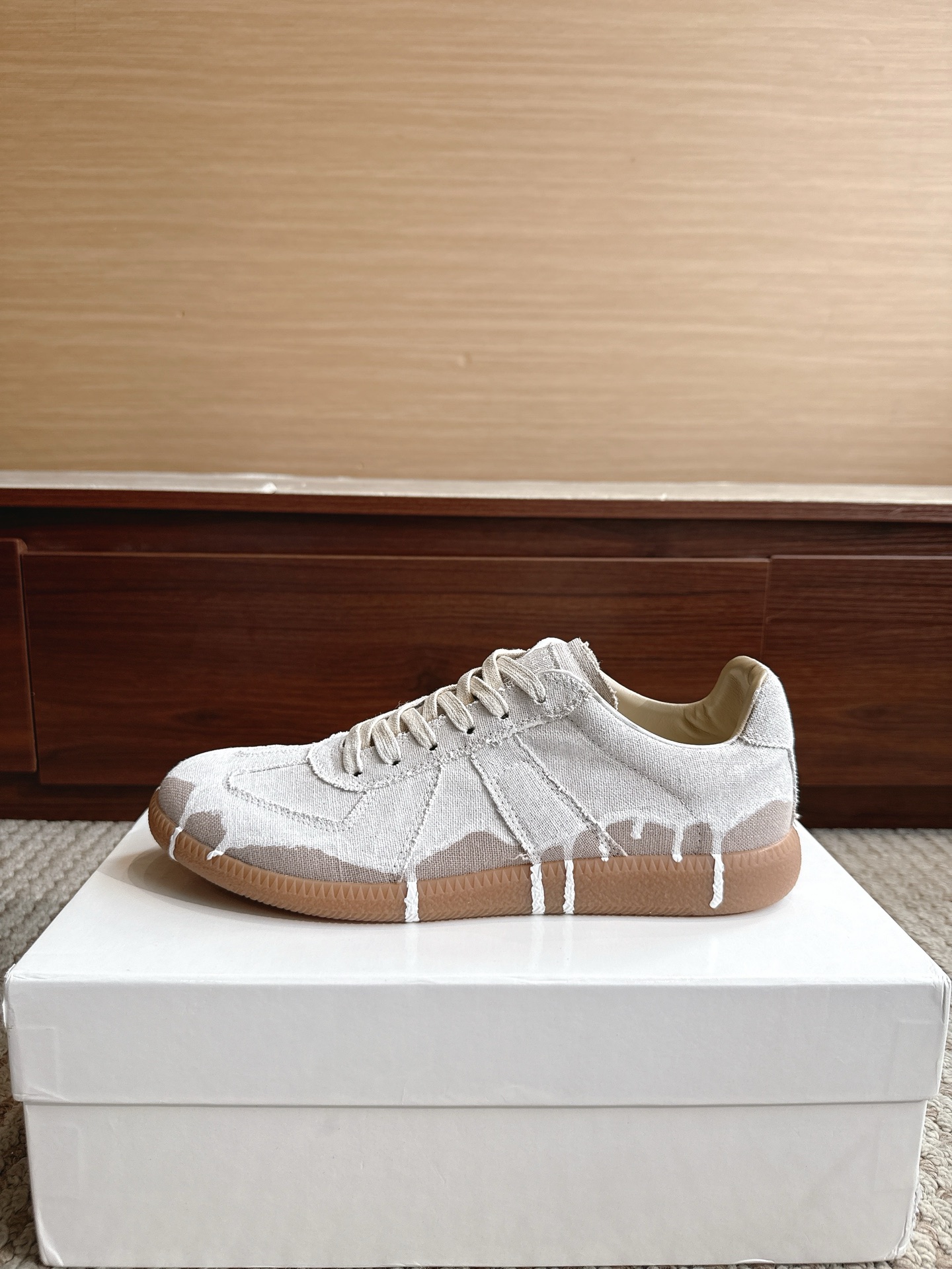 NO:867610,Purchasing agent level Maison Margiela Color: wheat candy color splash ink Price: Men's and women's sizes 35-47 (4647 custom-made, non-refundable and non-exchangeable) Women's code, non-returnable and non-exchangeable MaisonMargiela  MM6 Dexun casual shoes are a genius designer brand. An affordable luxury brand, they are versatile and comfortable. This German training shoe continues the classic T-shaped leather splicing design. It has been carefully improved by the design team many times, just to make you feel comfortable.  Experience the most original military flavor. The soft and delicate characteristics of the first-layer cowhide combined with the texture of suede cowhide make it not only super soft and comfortable, but also maintain good breathability. Comfort and texture go hand in hand, making it easy to wear with any combination in all seasons.  Fabric imported cowhide leather lining, casual shoes/sports shoes, masion margiela, masion margiela, sneakers, cowhide19860909代购级别马吉拉 颜色麦糖色泼墨 价格男女码35—47（4647订做不退不换） 女码不退不换 MaisonMargiela MM6德训休闲鞋鬼才设计师品牌,一个轻奢品牌上脚很百搭哦,也很随脚舒适,这一款德国训练鞋延续了经典的T形真皮拼接设计,经过设计团队多次的精心改良,只为让您体验最原始的军旅味道,头层牛皮柔软细腻的特点与牛反绒牛皮的质感相结合使其既有超高的柔软舒适度,又同时保持不错的透气性能舒适与质感并行,轻松驾驭四季穿着任何搭配. 面料进口牛皮 内里牛皮,休闲鞋/运动鞋,masion margiela,masion margiela,sneakers,cowhide,Women's Shoes