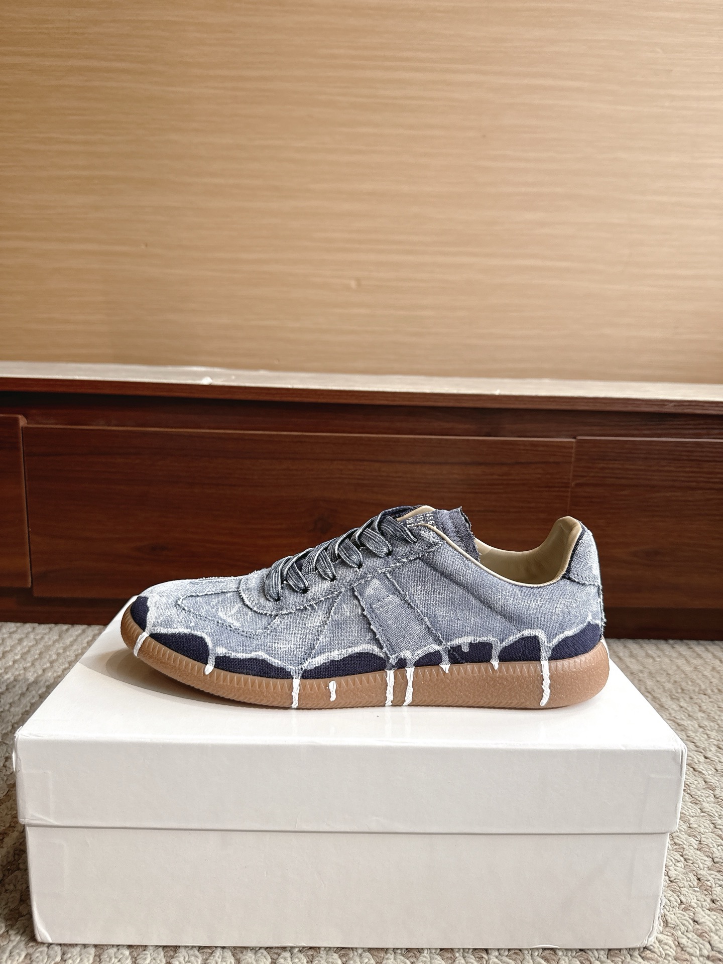 NO:867618,Purchasing agent level Maison Margiela Color navy blue splash ink Price Men's and women's sizes 35-47 (4647 custom made, non-refundable and non-exchangeable) Women's size non-returnable and non-exchangeable MaisonMargiela  MM6 Dexun casual shoes are a genius designer brand. An affordable luxury brand, they are versatile and comfortable. This German training shoe continues the classic T-shaped leather splicing design. It has been carefully improved by the design team many times, just to make you feel comfortable.  Experience the most original military flavor. The soft and delicate characteristics of the first-layer cowhide combined with the texture of suede cowhide make it not only super soft and comfortable, but also maintain good breathability. Comfort and texture go hand in hand, making it easy to wear with any combination in all seasons.  Fabric imported cowhide leather lining, casual shoes/sports shoes, masion margiela, masion margiela, sneakers, cowhide19860909代购级别马吉拉 颜色海军蓝泼墨 价格男女码35—47（4647订做不退不换） 女码不退不换 MaisonMargiela MM6德训休闲鞋鬼才设计师品牌,一个轻奢品牌上脚很百搭哦,也很随脚舒适,这一款德国训练鞋延续了经典的T形真皮拼接设计,经过设计团队多次的精心改良,只为让您体验最原始的军旅味道,头层牛皮柔软细腻的特点与牛反绒牛皮的质感相结合使其既有超高的柔软舒适度,又同时保持不错的透气性能舒适与质感并行,轻松驾驭四季穿着任何搭配. 面料进口牛皮 内里牛皮,休闲鞋/运动鞋,masion margiela,masion margiela,sneakers,cowhide,Women's Shoes