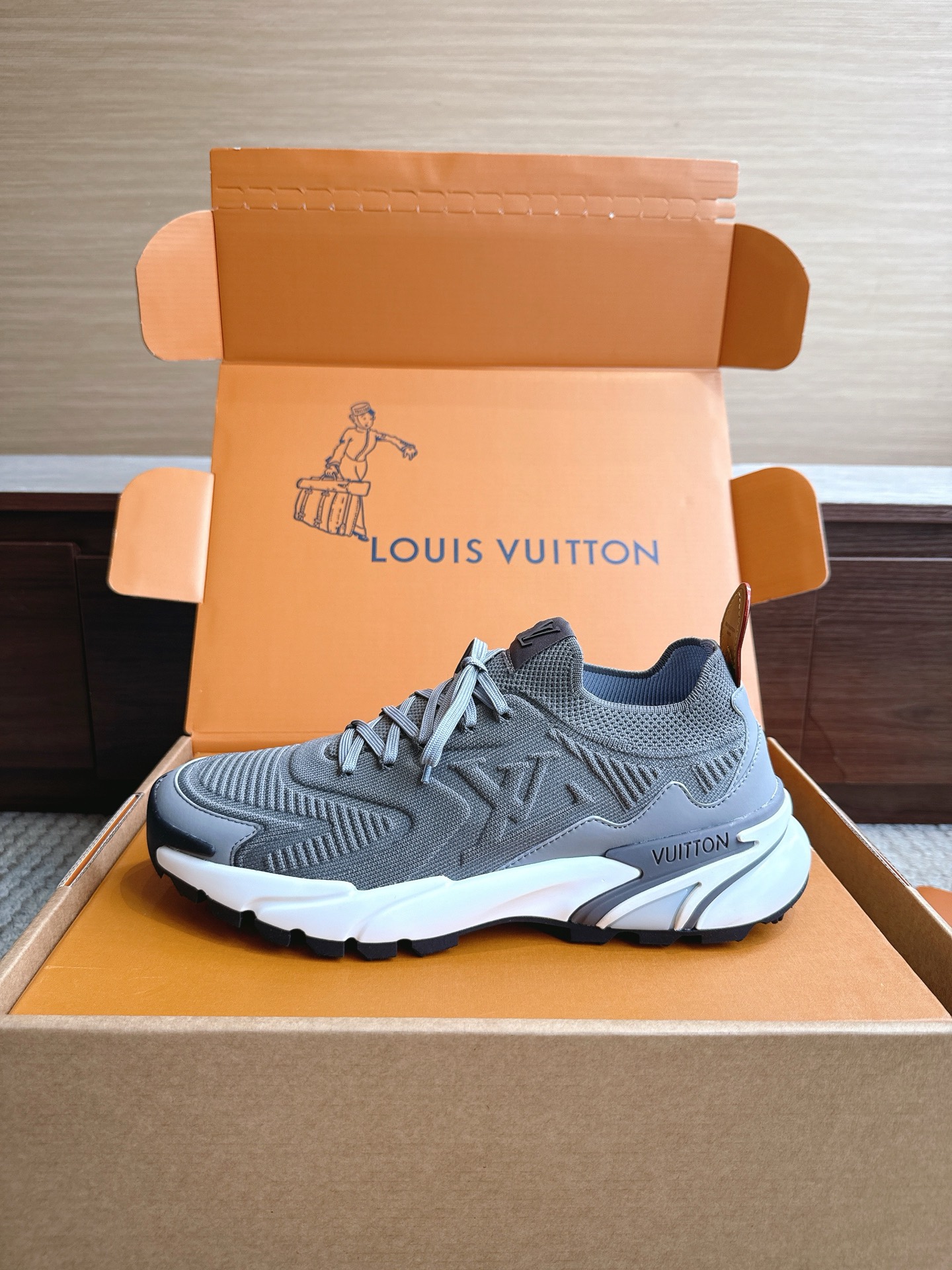 NO:867564,Top version Size 39–46 Price Louis*Vuitto* LV Trainer Sports European Purchasing Agency 1W RMB Purchased It took a month to develop a private mold for the outsole and fabric. Three sets of molds were scrapped for the upper before it was perfectly adjusted to the original version. It is definitely a comfortable product that has cost a lot of money and thought. This series was designed after the arrival of Vifgil. It is favored by many fans every season. Matching different fashions to show your personality. Private model luxury Luo Shi  TPU original outsole original packaging, casual shoes/sports shoes, louis vuitton, louis vuitton, sneakers19860909顶级版本 尺码39–46 价格Louis*Vuitto* LV Trainer 运动欧洲代购1W RMB购入 历时一个月爆拆开发 大底和面料私模 鞋面更是报废了三套模具 才完美调整至原版一致较果 绝对下血本费心思的一款舒适 自Vifgil到来之后而设计的这一系列 每一季度都深受众多粉丝的青睐 搭配不同的时尚更显个性哦 私模奢华洛施 TPU原版大底 原版包装,休闲鞋/运动鞋,louis vuitton,louis vuitton,sneakers,Women's Shoes