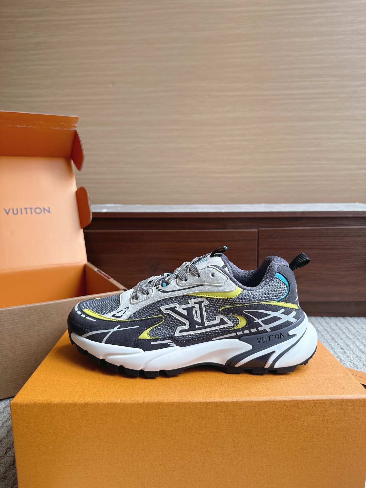 NO:867513,Top version Size 38-47 (customized by 384647) Price Louis*Vuitto* LV Trainer Purchased for 1W RMB from European Sports Purchasing Agency It took a month to develop private molds for the outsole and fabric. Three sets of molds were scrapped for the upper before being perfectly adjusted to the original version. A comfortable product that definitely cost a lot of money and thought. This series was designed after the arrival of Vifgil. It is favored by many fans every season.  Match with different fashions to show your personality. Private model luxury Luo Shi TPU original outsole. Original packaging, dad shoes, louis vuitton, louis vuitton19860909顶级版本 尺码38-47（384647订做） 价格Louis*Vuitto* LV Trainer 运动欧洲代购1W RMB购入 历时一个月爆拆开发 大底和面料私模 鞋面更是报废了三套模具 才完美调整至原版一致较果 绝对下血本费心思的一款舒适 自Vifgil到来之后而设计的这一系列 每一季度都深受众多粉丝的青睐 搭配不同的时尚更显个性哦 私模奢华洛施 TPU原版大底 原版包装,老爹鞋,louis vuitton,louis vuitton,Women's Shoes