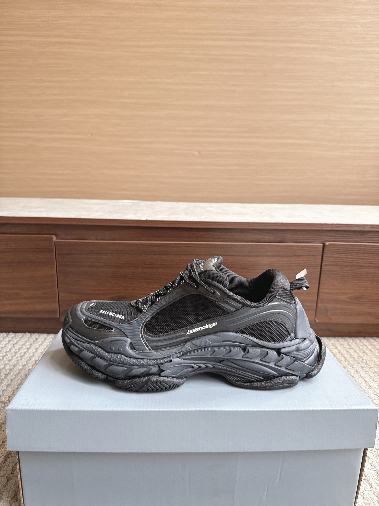 NO:867527,Balenciaga Balenciaga Price Size 35-46 Triple S .2 Gradient thick-soled sneakers can be worn all year round. The original version is purchased at the counter. The shoes are dismantled to create the Dongguan original factory data top version manufacturing, which truly makes entering and exiting the counter stress-free. All imported materials, exclusive private mold soles are different from the market currency version. Export foreign order version code, dad shoes, balenciaga, balenciaga, sneakers19860909Balenciaga巴黎世家 价格尺码35—46 Triple S .2 Gradient 厚底带运动鞋一年四季可穿专柜采购原版,拆鞋打造东莞原厂数据顶版制造,真正做到出入专柜毫无压力全进口材料,独家私模鞋底区别市面通货版出口老外订单版本码,老爹鞋,balenciaga,balenciaga,sneakers,Women's Shoes