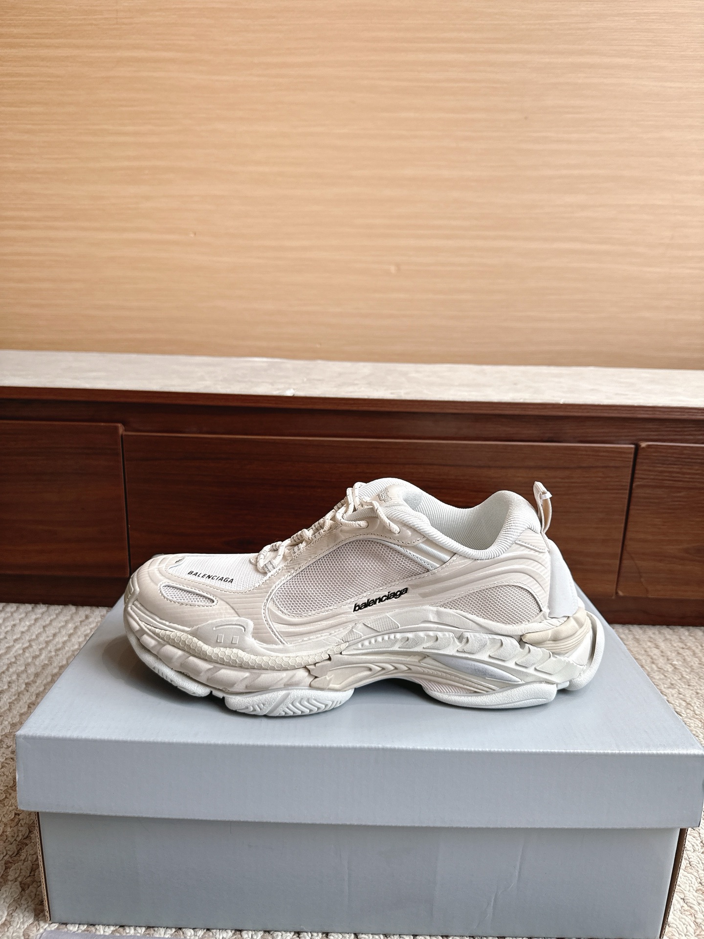 NO:867537,Balenciaga Balenciaga Price Size 35-46 Triple S .2 Gradient thick-soled sneakers can be worn all year round. The original version is purchased at the counter. The shoes are dismantled to create the top version of Dongguan original factory data. It is truly stress-free to enter and exit the counter. All imported materials, exclusive private mold soles are different from the market currency version. Export foreign order version, dad shoes, balenciaga, balenciaga, sneakers19860909Balenciaga巴黎世家 价格尺码35—46 Triple S .2 Gradient 厚底带运动鞋一年四季可穿专柜采购原版,拆鞋打造东莞原厂数据顶版制造,真正做到出入专柜毫无压力全进口材料,独家私模鞋底区别市面通货版出口老外订单版本,老爹鞋,balenciaga,balenciaga,sneakers,Women's Shoes