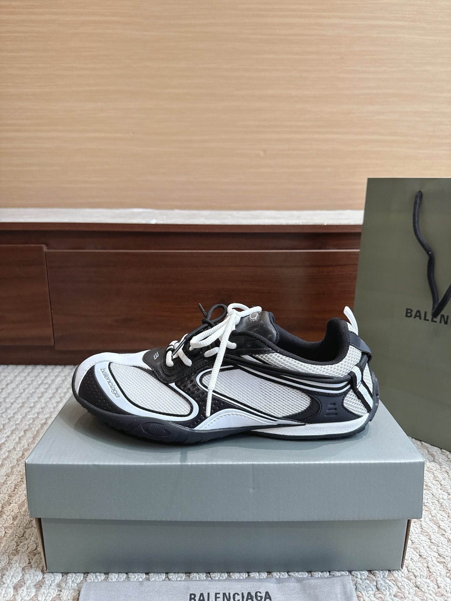NO:867545,Balenciaga Balenciaga Price Size 35-46 Triple S .2 Gradient thick-soled sneakers can be worn all year round. The original version is purchased at the counter. The shoes are dismantled to create the Dongguan original factory data top version manufacturing, which truly makes entering and exiting the counter stress-free. All imported materials, exclusive private mold soles are different from the market currency version. Export foreign order version code, dad shoes, balenciaga, balenciaga, sneakers19860909Balenciaga巴黎世家 价格尺码35—46 Triple S .2 Gradient 厚底带运动鞋一年四季可穿专柜采购原版,拆鞋打造东莞原厂数据顶版制造,真正做到出入专柜毫无压力全进口材料,独家私模鞋底区别市面通货版出口老外订单版本码,老爹鞋,balenciaga,balenciaga,sneakers,Women's Shoes