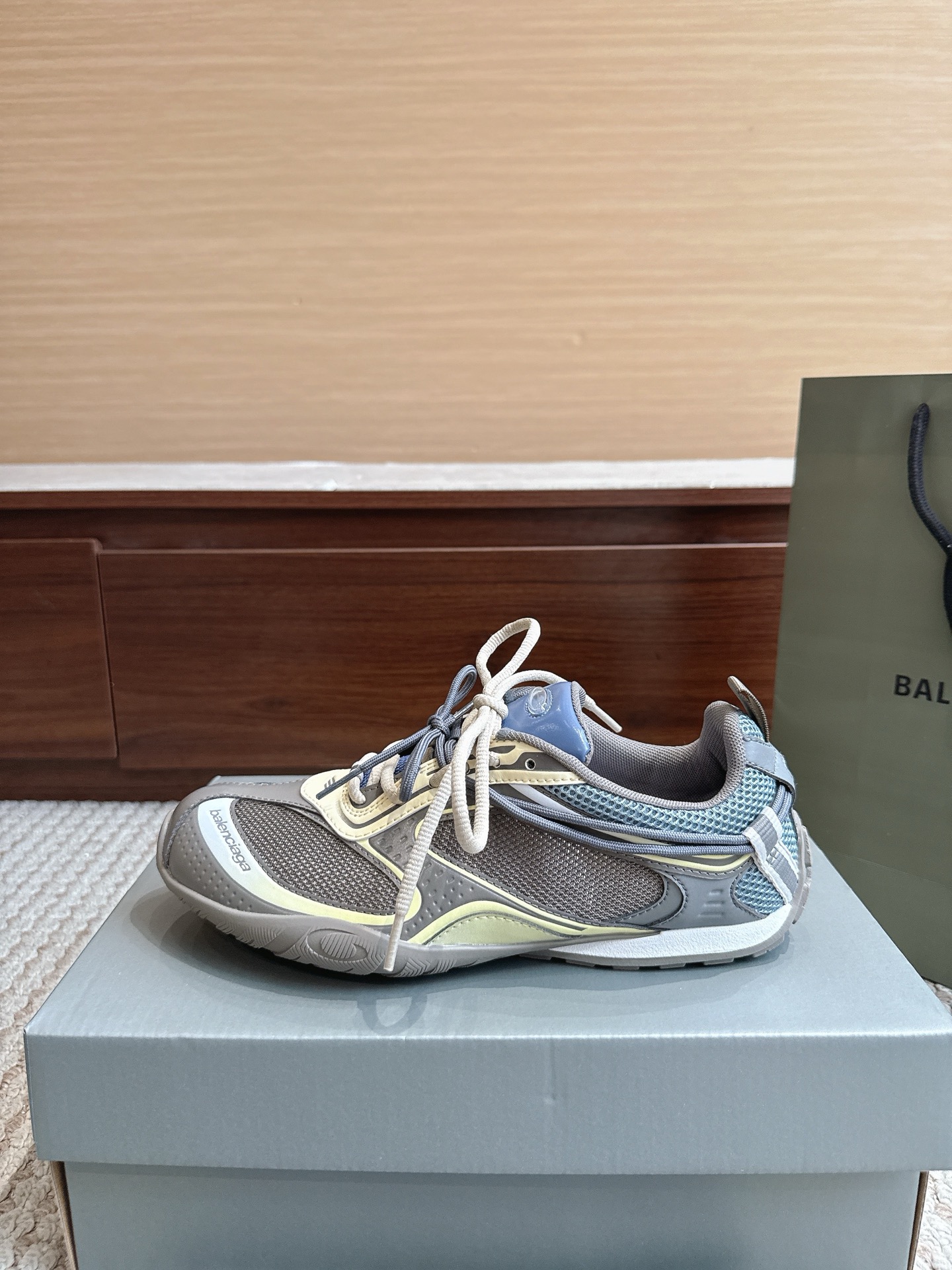 NO:867555,Balenciaga Balenciaga Price Size 35-46 Triple S .2 Gradient thick-soled sneakers can be worn all year round. The original version is purchased at the counter. The shoes are dismantled to create the top version of Dongguan original factory data. It is truly stress-free to enter and exit the counter. All imported materials, exclusive private mold soles are different from the market currency version. Export foreign order version, dad shoes, balenciaga, balenciaga, sneakers19860909Balenciaga巴黎世家 价格尺码35—46 Triple S .2 Gradient 厚底带运动鞋一年四季可穿专柜采购原版,拆鞋打造东莞原厂数据顶版制造,真正做到出入专柜毫无压力全进口材料,独家私模鞋底区别市面通货版出口老外订单版本,老爹鞋,balenciaga,balenciaga,sneakers,Women's Shoes