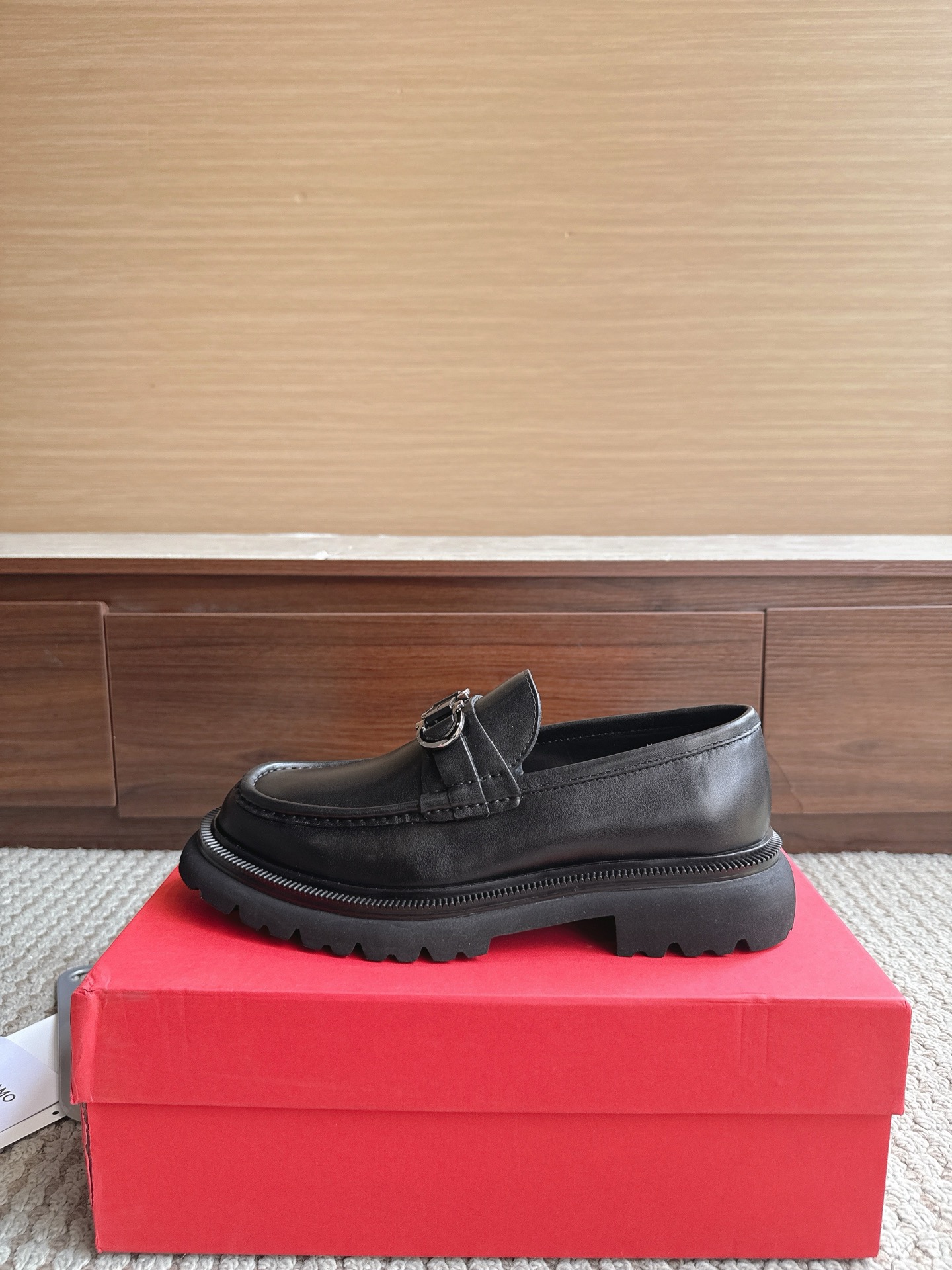 NO:867504,Ferragamo men's boutique, sizes 38-46, price, exquisite craftsmanship, high-end custom men's leather shoes made by hand, this material is made of first-layer cowhide, the interior is made of imported comfortable first-layer pigskin + genuine leather feet, absorbs sweat and does not smell like feet, original non-slip, wear-resistant rubber outsole, soft leather sole, original packaging, loafers, ferragamo, loafers, cowhide19860909菲拉格慕男款精品 尺码38—46 价格精湛工艺 全手工打造高端定制男士皮鞋 此款面料头层牛皮 内里采用进口舒适头层猪皮+真皮垫脚 吸汗不臭脚 原版防滑 耐磨橡胶大底 软皮软底原包装,乐福鞋,ferragamo,loafers,cowhide,Women's Shoes
