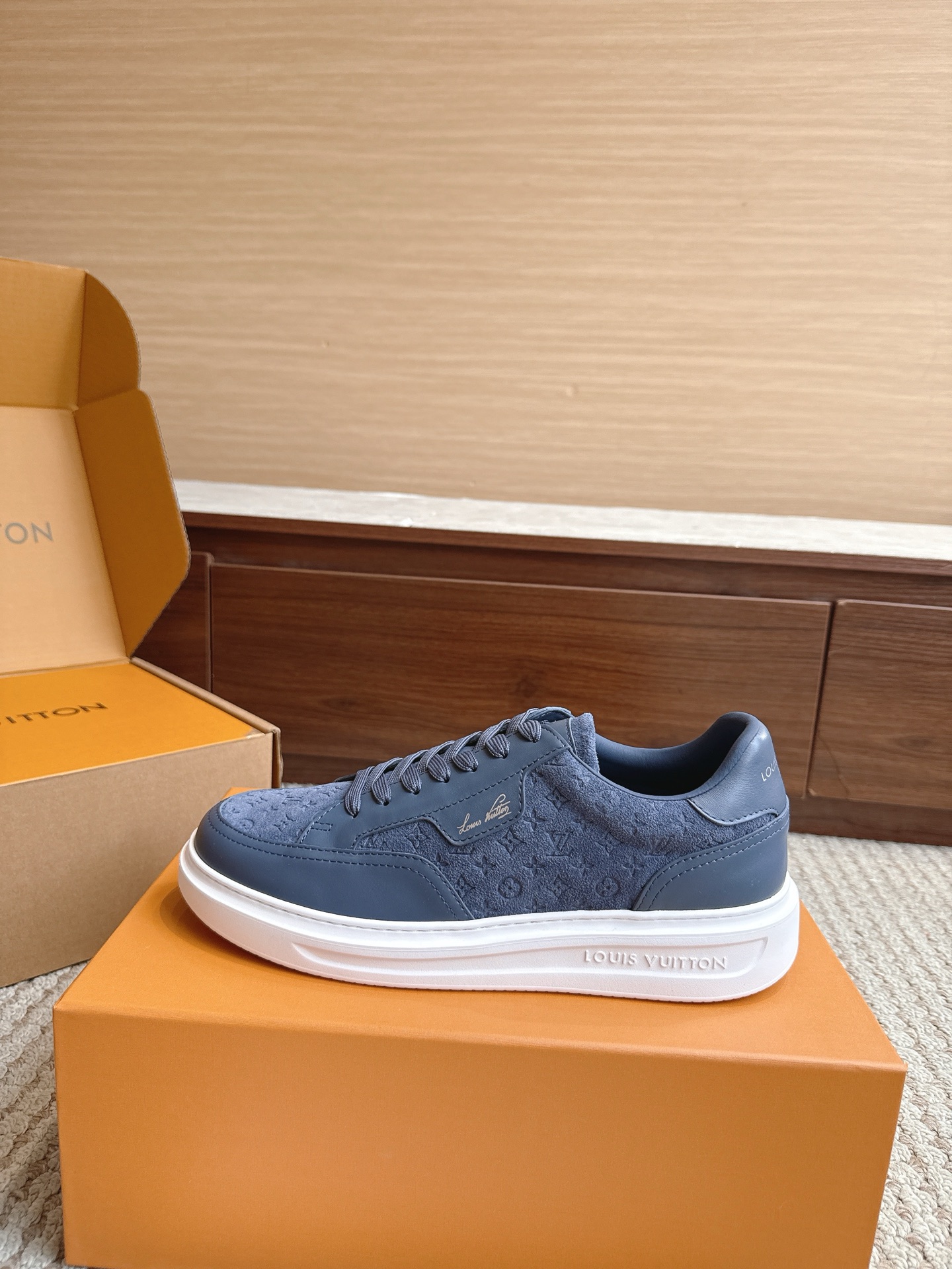 NO:867492,Top version Size 35–45 Price Louis*Vuitto* LV Trainer Sports European Purchasing Agency 1W RMB Purchased It took a month to develop a private mold for the outsole and fabric. The upper even had three sets of molds scrapped before it was perfectly adjusted to the original version. It is definitely a comfortable product that has cost a lot of money and thought. This series was designed after the arrival of Vifgil. It is favored by many fans every quarter. Matching different fashions can show your personality. Private model luxury Luo Shi  TPU original outsole original packaging, casual shoes/sports shoes, louis vuitton, louis vuitton, sneakers19860909顶级版本 尺码35–45 价格Louis*Vuitto* LV Trainer 运动欧洲代购1W RMB购入 历时一个月爆拆开发 大底和面料私模 鞋面更是报废了三套模具 才完美调整至原版一致较果 绝对下血本费心思的一款舒适 自Vifgil到来之后而设计的这一系列 每一季度都深受众多粉丝的青睐 搭配不同的时尚更显个性哦 私模奢华洛施 TPU原版大底 原版包装,休闲鞋/运动鞋,louis vuitton,louis vuitton,sneakers,Women's Shoes