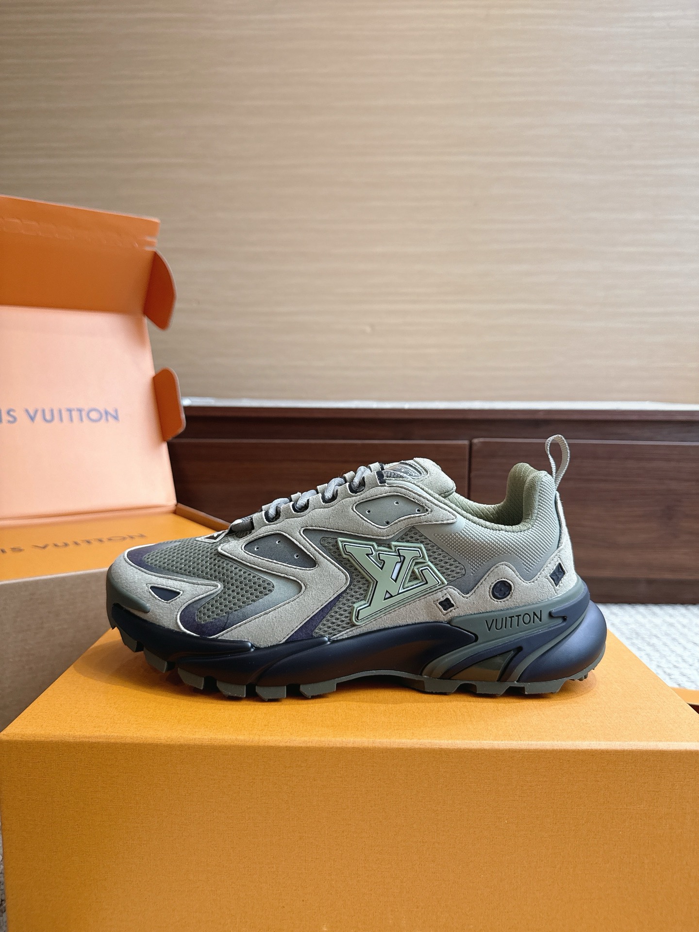 NO:867482,Top version Size 39–46 Price Louis*Vuitto* LV Trainer Sports European Purchasing Agency 1W RMB Purchased It took a month to develop a private mold for the outsole and fabric. Three sets of molds were scrapped for the upper before it was perfectly adjusted to the original version. It is definitely a comfortable product that has cost a lot of money and thought. This series was designed after the arrival of Vifgil. It is favored by many fans every season. Matching different fashions to show your personality. Private model luxury Luo Shi  TPU original outsole original packaging, casual shoes/sports shoes, louis vuitton, louis vuitton, sneakers19860909顶级版本 尺码39–46 价格Louis*Vuitto* LV Trainer 运动欧洲代购1W RMB购入 历时一个月爆拆开发 大底和面料私模 鞋面更是报废了三套模具 才完美调整至原版一致较果 绝对下血本费心思的一款舒适 自Vifgil到来之后而设计的这一系列 每一季度都深受众多粉丝的青睐 搭配不同的时尚更显个性哦 私模奢华洛施 TPU原版大底 原版包装,休闲鞋/运动鞋,louis vuitton,louis vuitton,sneakers,Women's Shoes