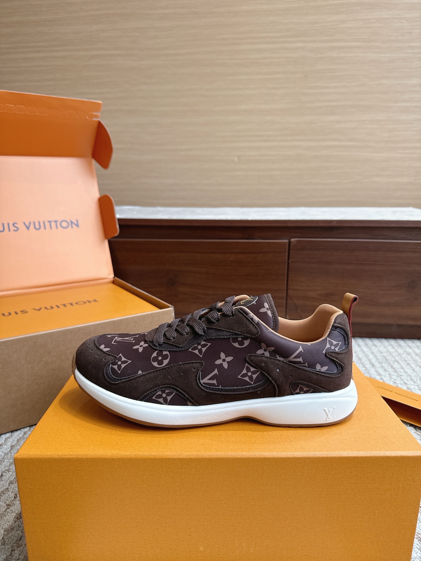 NO:867562,Top version Size 39–46 Price Louis*Vuitto* LV Trainer Sports European Purchasing Agency 1W RMB Purchased It took a month to develop a private mold for the outsole and fabric. Three sets of molds were scrapped for the upper before it was perfectly adjusted to the original version. It is definitely a comfortable product that has cost a lot of money and thought. This series was designed after the arrival of Vifgil. It is favored by many fans every season. Matching different fashions to show your personality. Private model luxury Luo Shi  TPU original outsole original packaging, casual shoes/sports shoes, louis vuitton, louis vuitton, sneakers19860909顶级版本 尺码39–46 价格Louis*Vuitto* LV Trainer 运动欧洲代购1W RMB购入 历时一个月爆拆开发 大底和面料私模 鞋面更是报废了三套模具 才完美调整至原版一致较果 绝对下血本费心思的一款舒适 自Vifgil到来之后而设计的这一系列 每一季度都深受众多粉丝的青睐 搭配不同的时尚更显个性哦 私模奢华洛施 TPU原版大底 原版包装,休闲鞋/运动鞋,louis vuitton,louis vuitton,sneakers,Women's Shoes