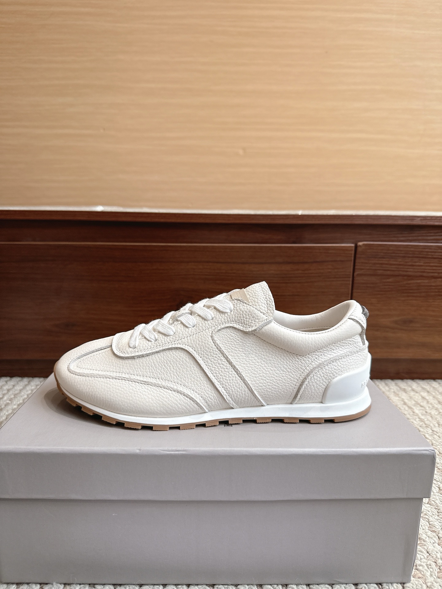 NO:867568,brunello cucinelli classic sports shoes series bc is a well-known Italian brand, sizes 35-45, price minimalist style, handmade bead chain accessories!  Retro and high-end!  Simple and elegant, it is a very attractive style!  The king of advanced jokers is totally irresistible!  The feet feel very good and comfortable!  It looks ordinary, but looks slim and handsome!  Not limited to any occasion, daily work, fashionable and capable!  Super versatile!  Super eye-catching!  Suitable for spring, summer, autumn and winter all year round, casual shoes/sports shoes, brunello cucinelli, sneakers19860909brunello cucinelli经典运动鞋 系列 bc是意大利知名品牌 尺码35—45 价格极简主义风格,纯手工串联珠链配饰！复古又高级！ 简约又大气,属于非常耐看的款式！高级百搭之王 完全没有抵抗力！脚感很好很舒服！看起来平平无奇,穿起来又瘦又帅！ 不局限任何场合,日常工作、时尚又干练！超级百搭！超级耐看！一年四季春夏秋冬皆适宜,休闲鞋/运动鞋,brunello cucinelli,sneakers,Women's Shoes